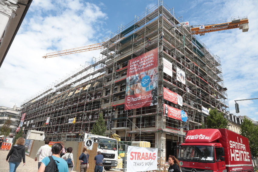 Noch wird kräftig am zweiten teil der Neuen Mitte gebaut. Doch schon im September sollen dort die Geschäfte einziehen. Ganz oben ist nun für die Volksbücherei reserviert.