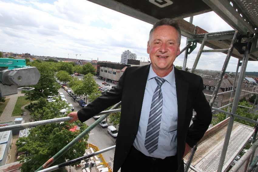 Oberbürgermeister Thomas Jung durfte schon mal die "tolle Aussicht" über die Dächer Fürths genießen.