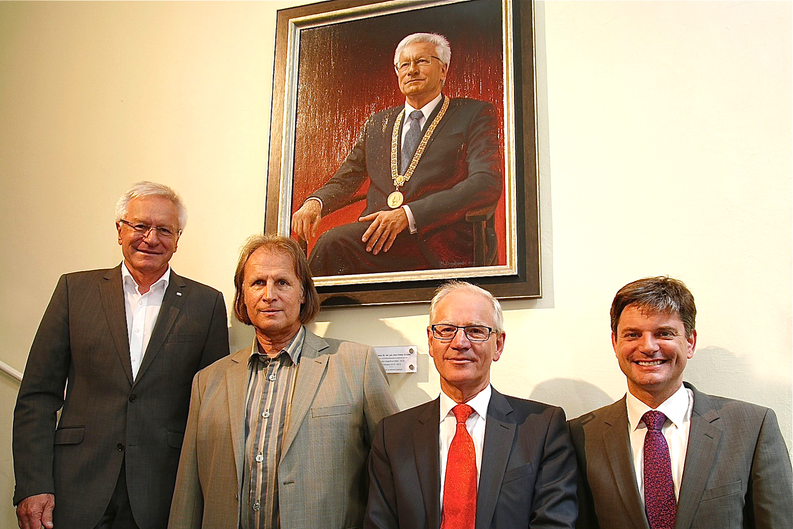 Prof. Dr. Karl-Dieter Grüske (ehemaliger FAU-Präsident), Maler Michael Engelhardt, Alt-OB Dr. Siegfried Balleis und FAU-Präsident Prof. Dr. Joachim Hornegger vor dem Portrait. Foto: FAU/Ilona Hörath