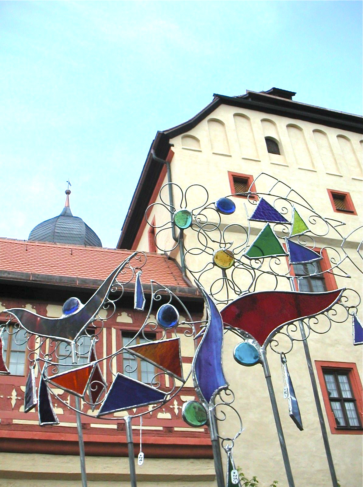 Glaskunst vor der Kaiserpfalz. Foto: Pfalzmuseum Forchheim
