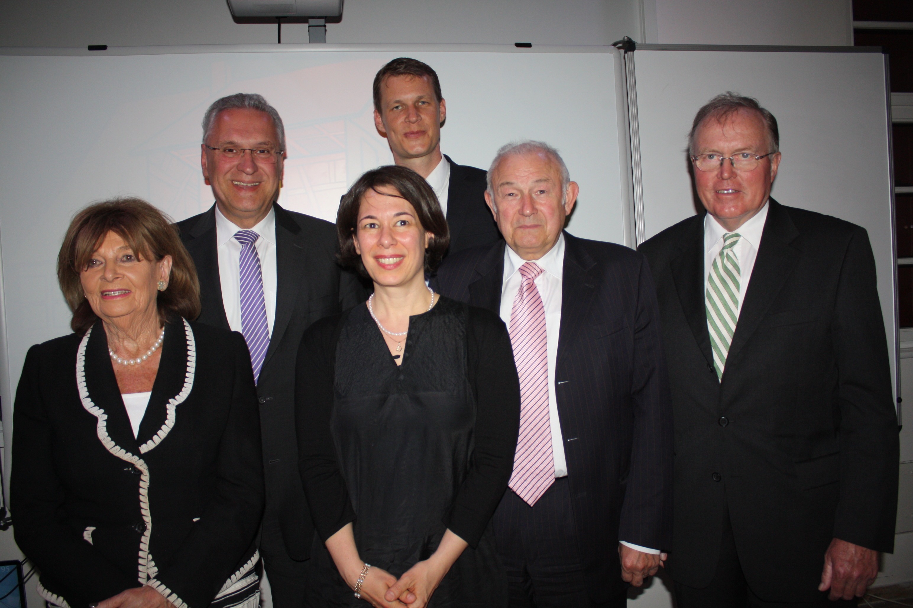 Glückliche Gesichter nach der Eröffnung (v.l.) Charlotte Knobloch, Joachim Herrmann, Daniela F. Eisenstein, Matthias Thürauf, Dr. Günther Beckstein und Alexander Küßwetter.