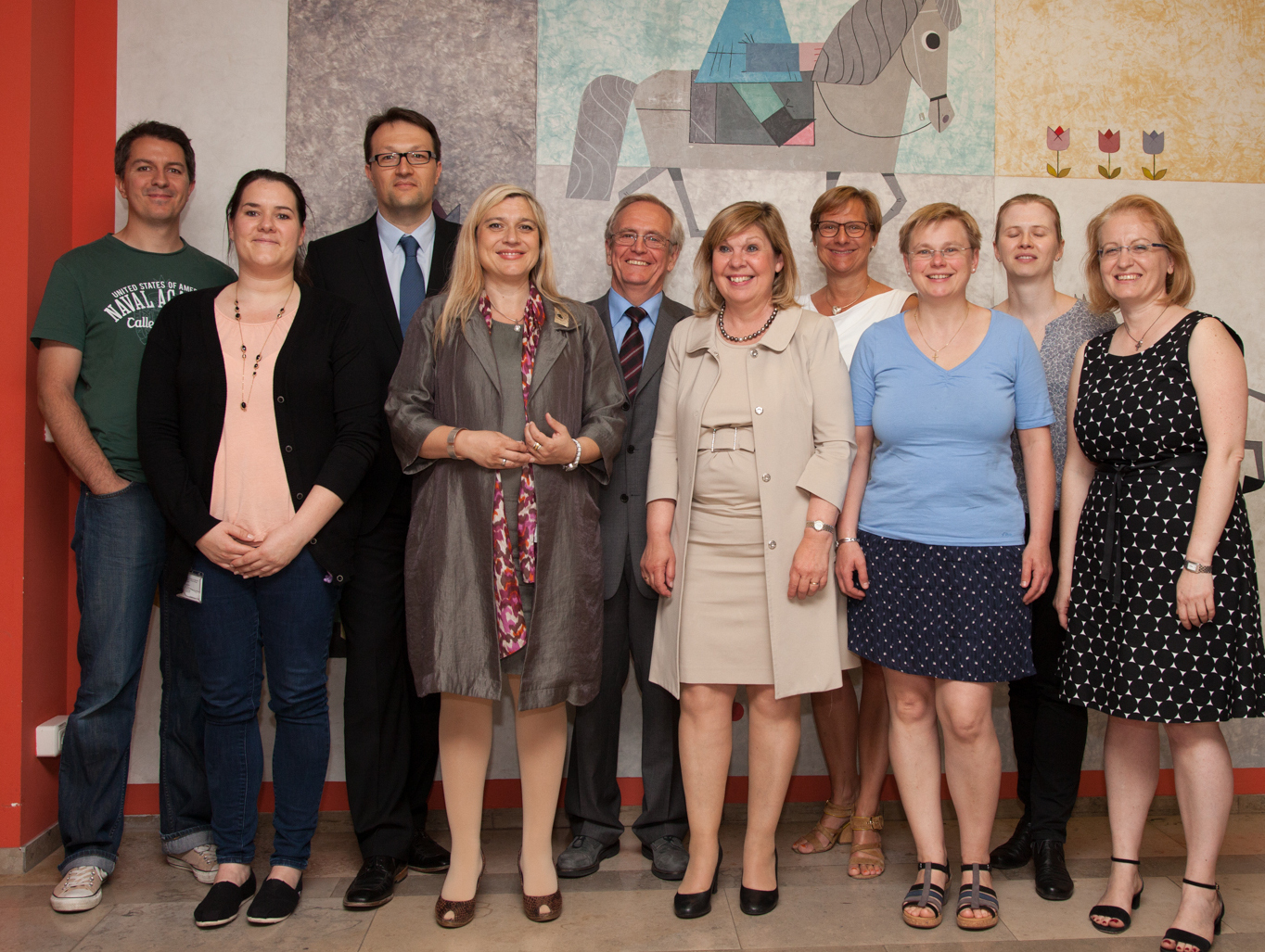 Melanie Huml (4.v.l.), Gesundheitsministerin, und Gerswid Herrmann (5.v.r.), 1. Vorsitzende des Freundeskreises der Kinder- und Jugendklinik, mit Klinikdirektor Prof. Dr. Dr. Wolfgang Rascher (5.v.l.), dem stellvertretenden Klinikdirektor Prof. Dr. Markus Metzler (3. v. l.), und dem Kinderpalliativteam mit Leiterin Dr. Chara Gravou-Apostolatou (r.).