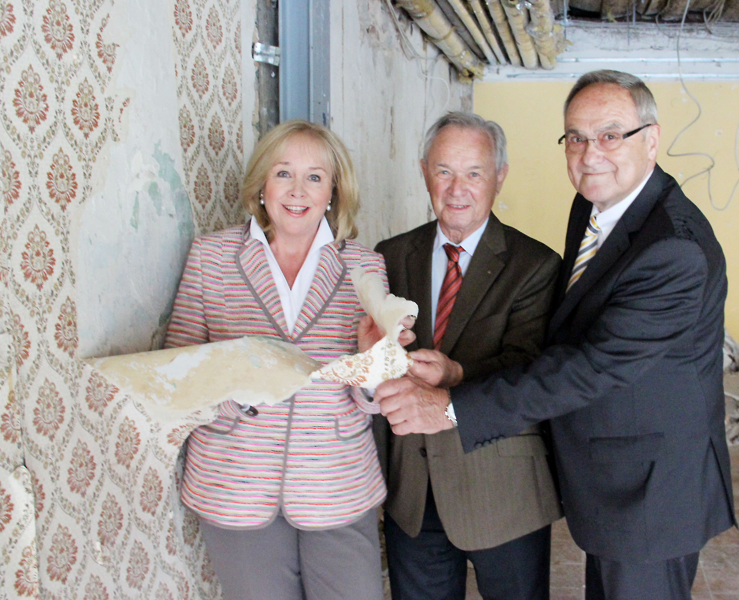 Evi Kurz, Dr. Wilhelm Polster und Klaus J. Teichmann (v.l.) warfen einen Blick hinter die zahlreichen Tapetenschichten.