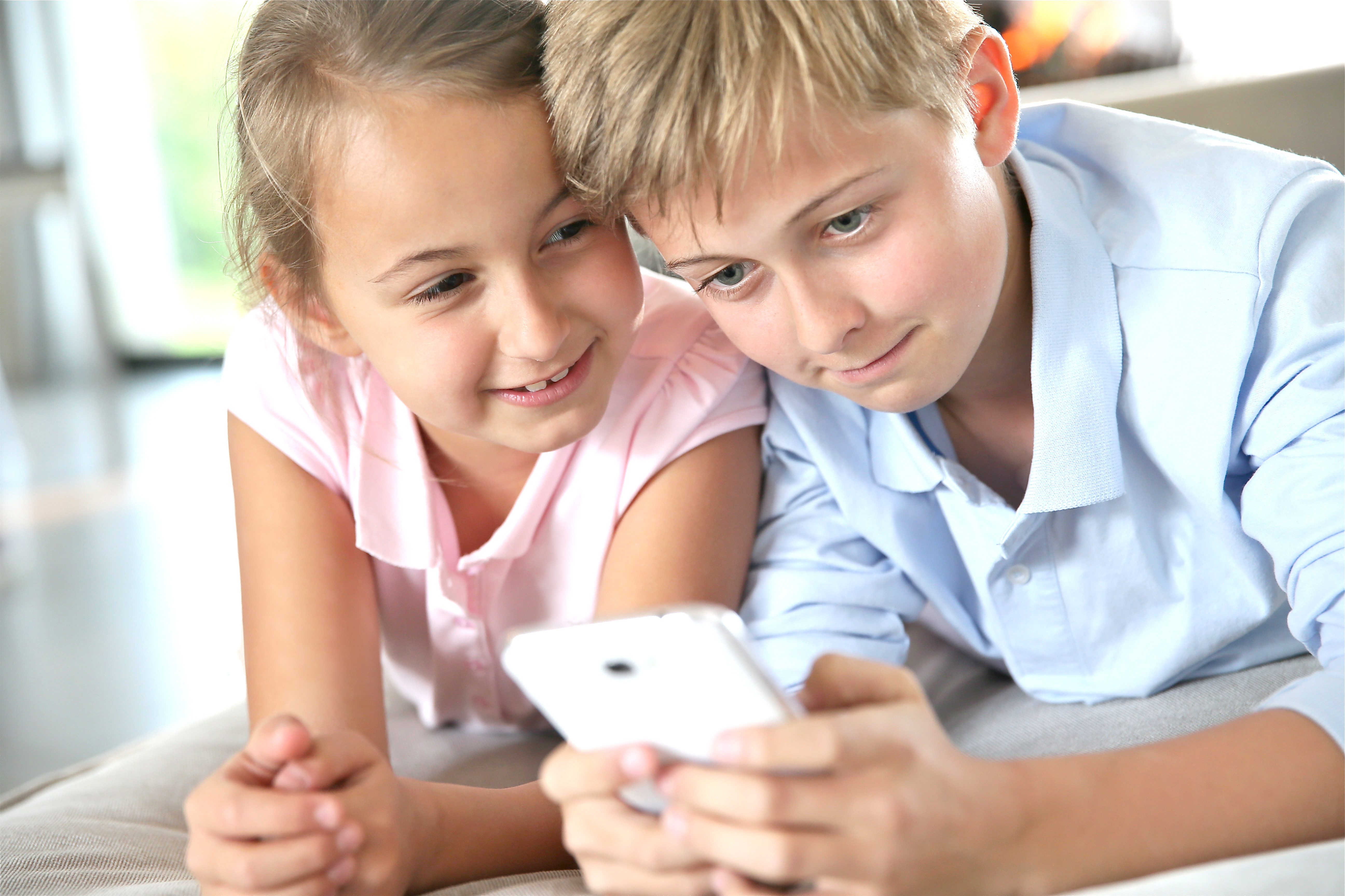 Soziale Netzwerke bzw. Messenger lassen sich via Smartphone auch mobil nutzen – somit sind auch Kinder und Jugendliche bereits immer und überall erreichbar. Nach aktuellen Studien kann dies die eigene, soziale Integration nachhaltig festigen und somit stärken. Foto: © goodluz - Fotolia