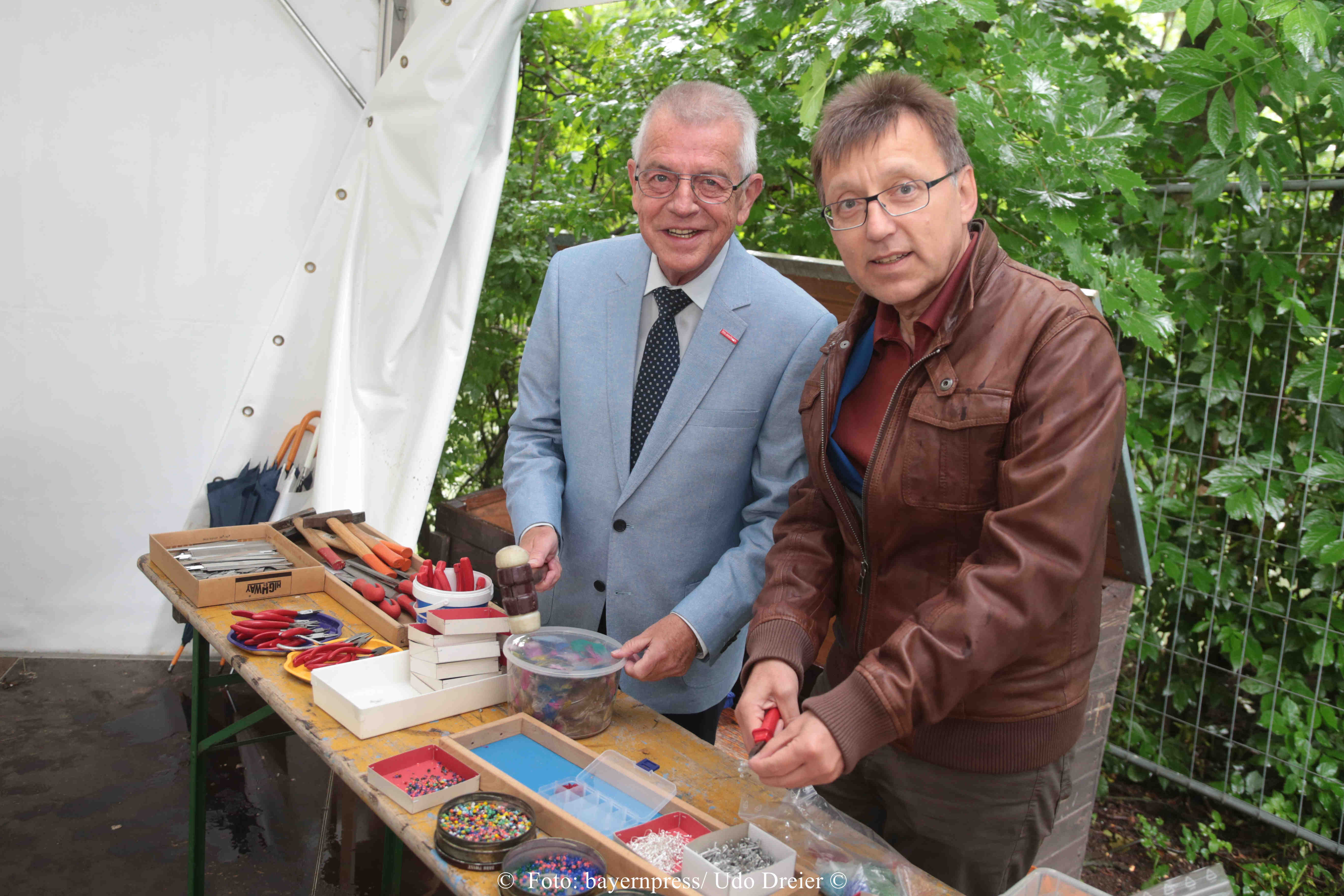 Heinrich Mosler (Präsident der Handwerkskammer für Mittelfranken) und Claus Haupt (Leiter der Erfahrungsfeldes, r.) in der Werkstatt.