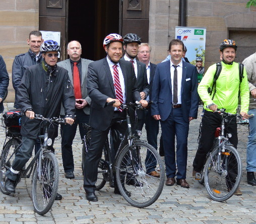 Vorbildlich mit Helm ausgestattet starteten Umweltreferent Christoph Maier, Bürgermeister Markus Braun und Landrat Matthias Dießl sowie Jürgen Anton (v.li.n.re.) die diesjährige Initiative.