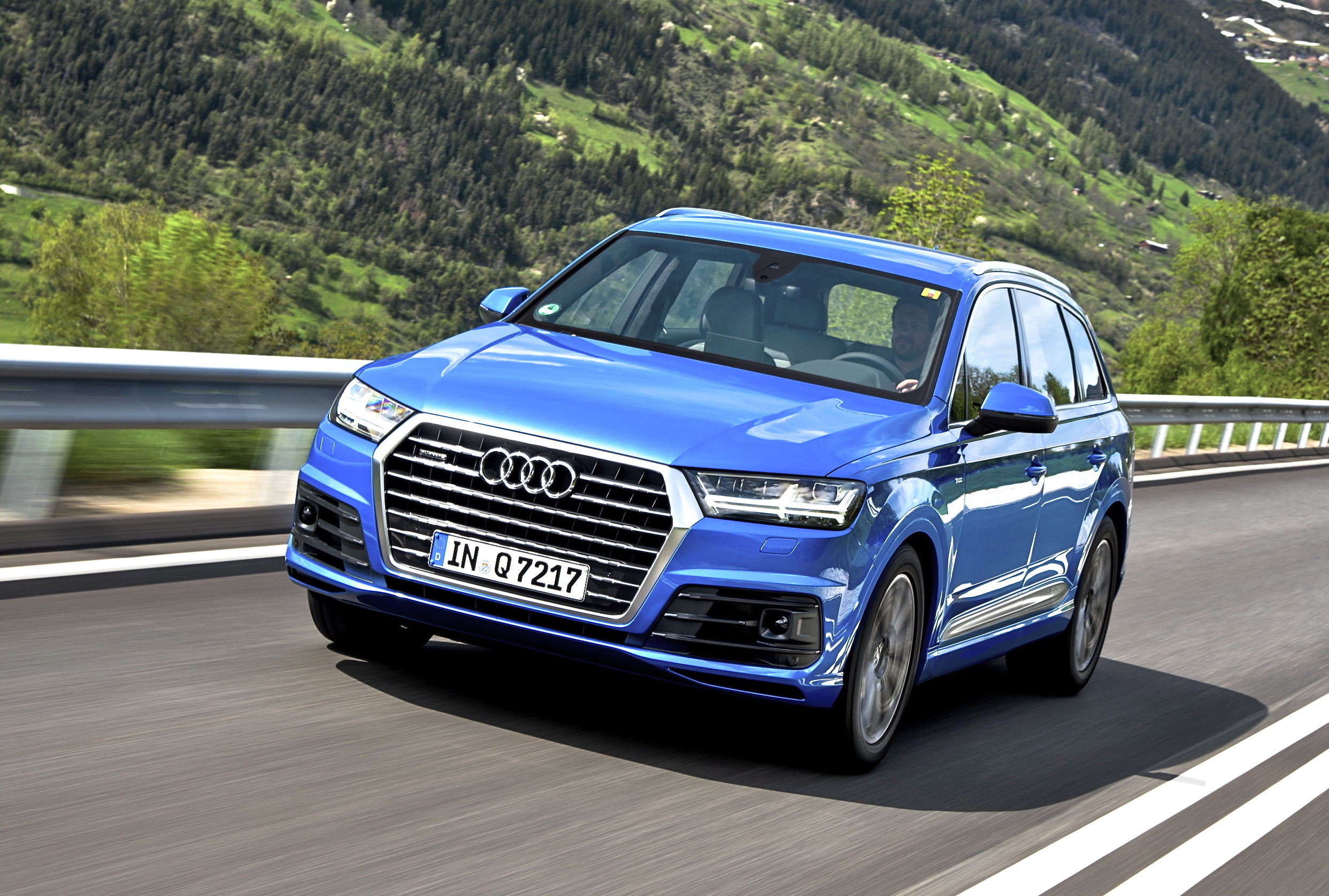 Die Q7-Baureihe soll noch um einen V8-TDI, vermutlich auch um einen V8-Turbo-Benziner sowie einen W12-Turbo-Benziner erweitert werden. Foto: Auto-Medienportal.Net/Audi