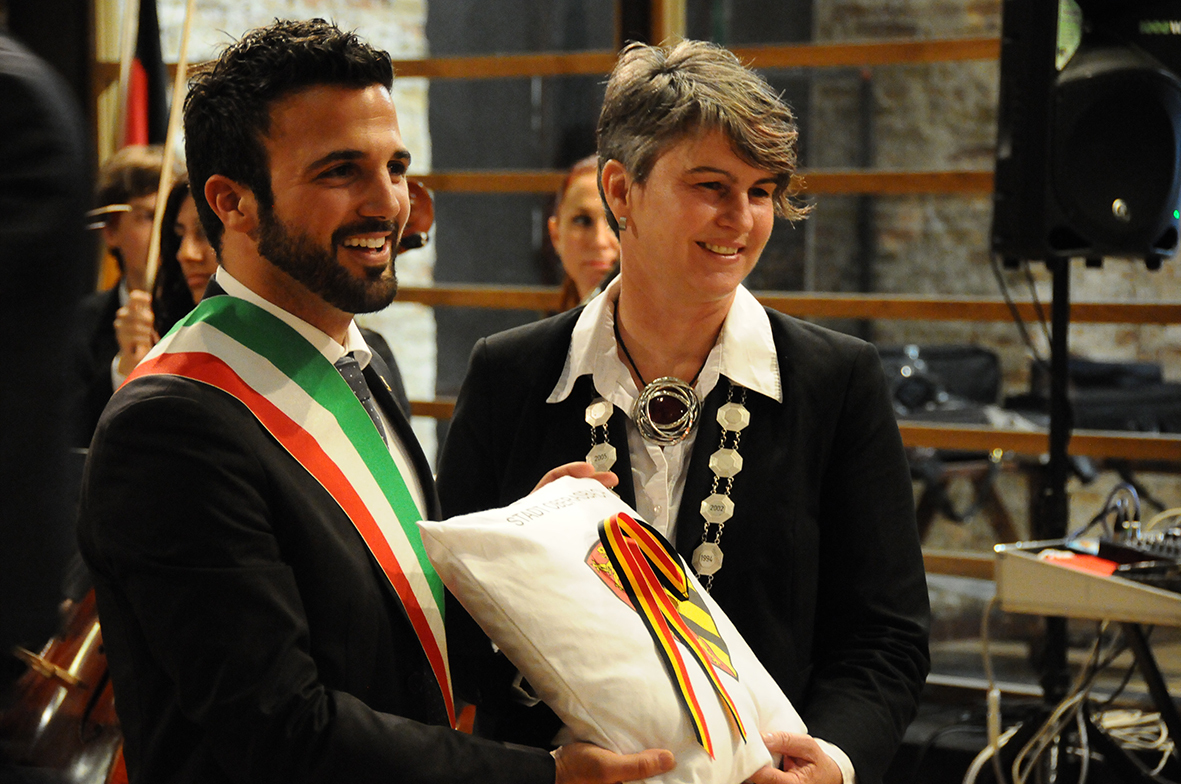Oberasbachs Erste Bürgermeisterin Birgit Huber präsentiert zusammen mit ihrem italienischen Amtskollegen Luca Coffari den goldenen Ring.