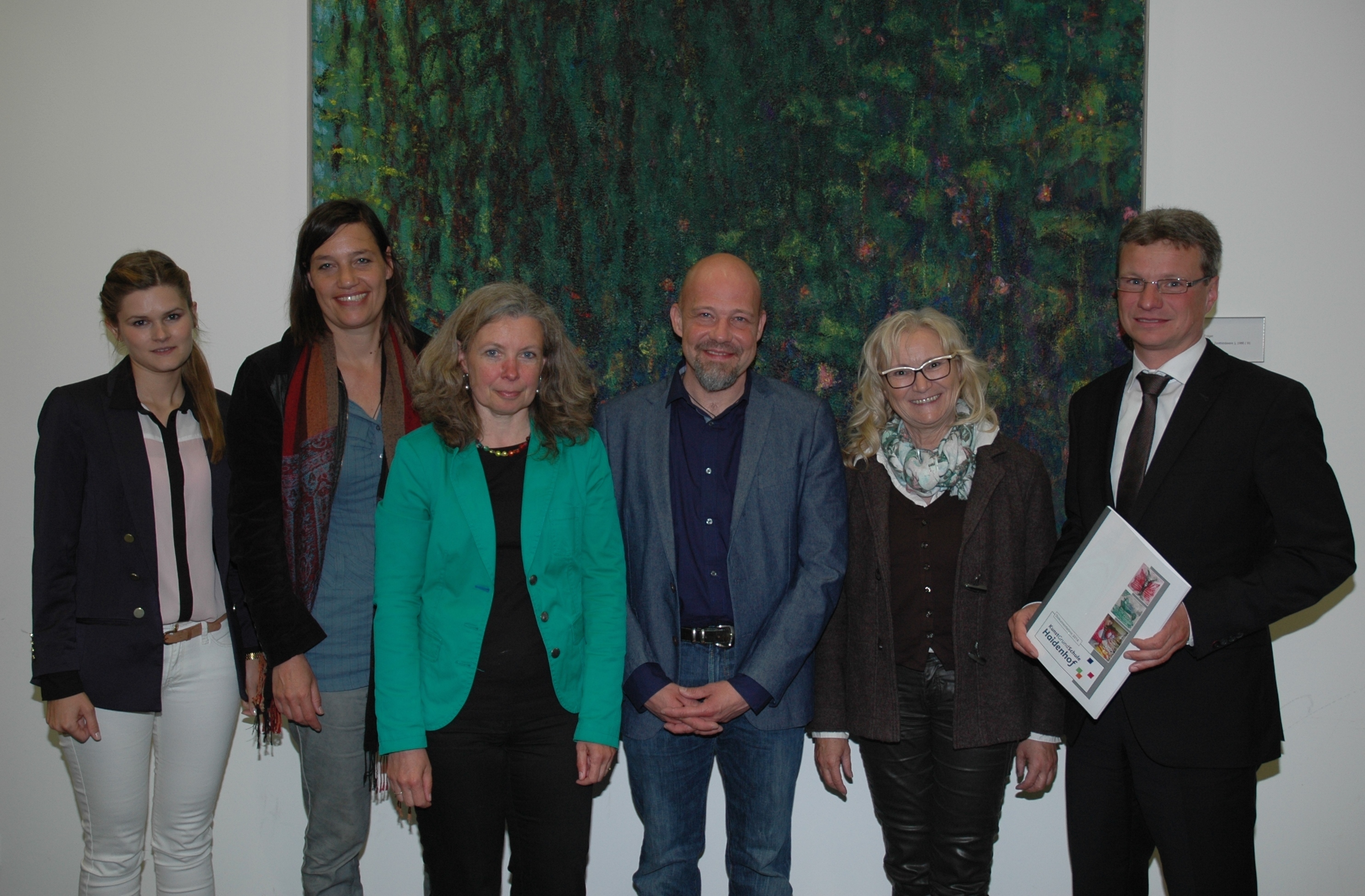 Auftakt des Modellprojekts Kunstgrundschule im Regierungsbezirk Mittelfranken mit (v. links n. rechts) Katharina Sauer, Grundschule an der Rosenstraße Fürth, Ulrike Irrgang, Schule der Phantasie Fürth, Rita Vollmar, Grundschule an der Rosenstraße Fürth, Christian Boeder, Schulleiter Grundschule an der Rosenstraße Fürth, Ulrike Merkel, Schulamtsdirektorin Stadt und Landkreis Fürth, Staatssekretär Bernd Sibler