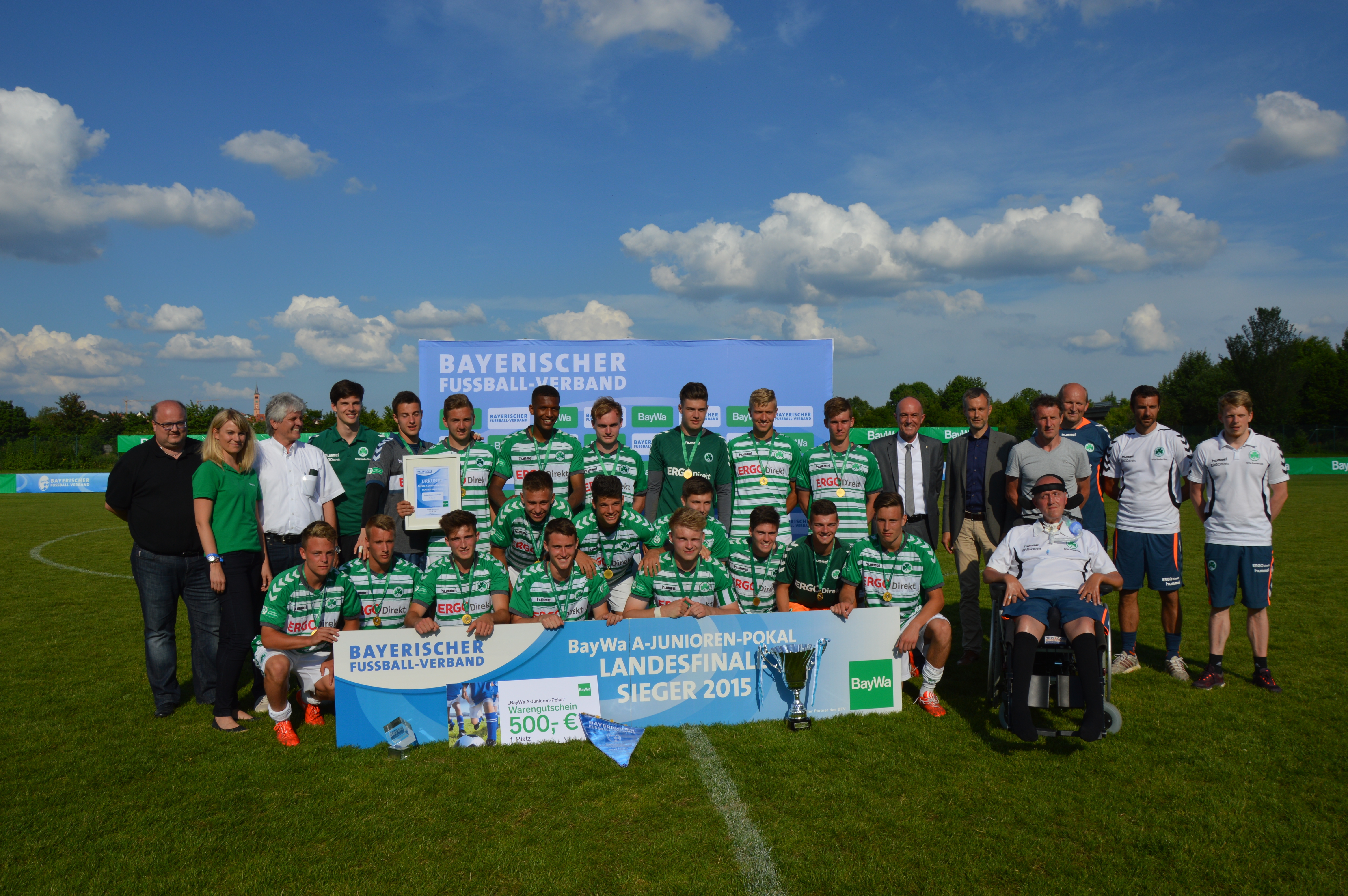 Nach dem Endspielsieg gab es noch das obligatorische Siegerfoto für die U19 der SpVgg Greuther Fürth.