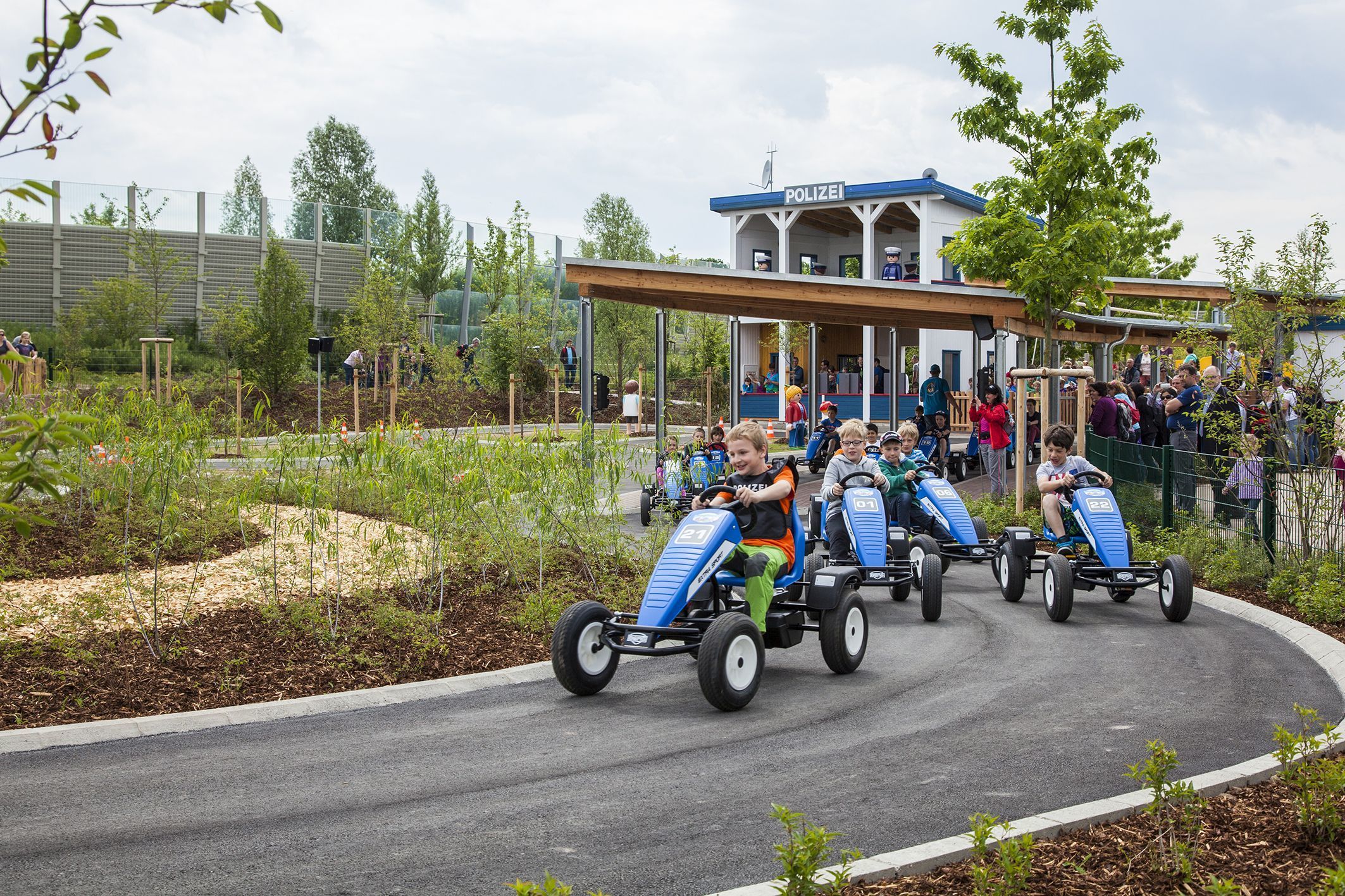 Die rasante Fahrt mit den blauen Polizei-GoKarts macht den Kindern und Jugendlichen viel Spaß.