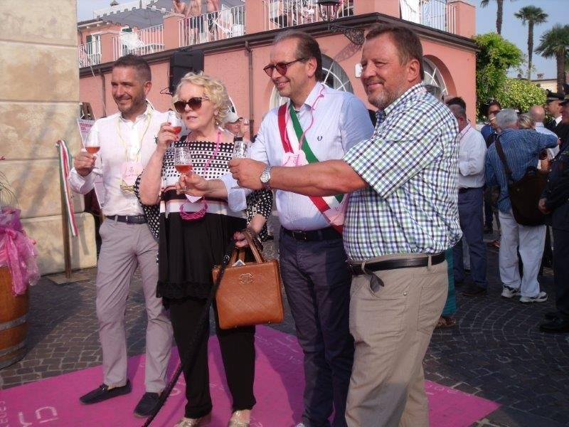 Gute Laune bei gutem Wein (v.l.) Regionalrat Andrea Bassi, Sopranistin Katja Ricciarelli, Bürgermeister Ivan De Beni und der stellvertretende Bürgermeister Joschi Leisinger stoßen mit einem Glas Rosewein auf ein erfolgreiches Weinfest an.
