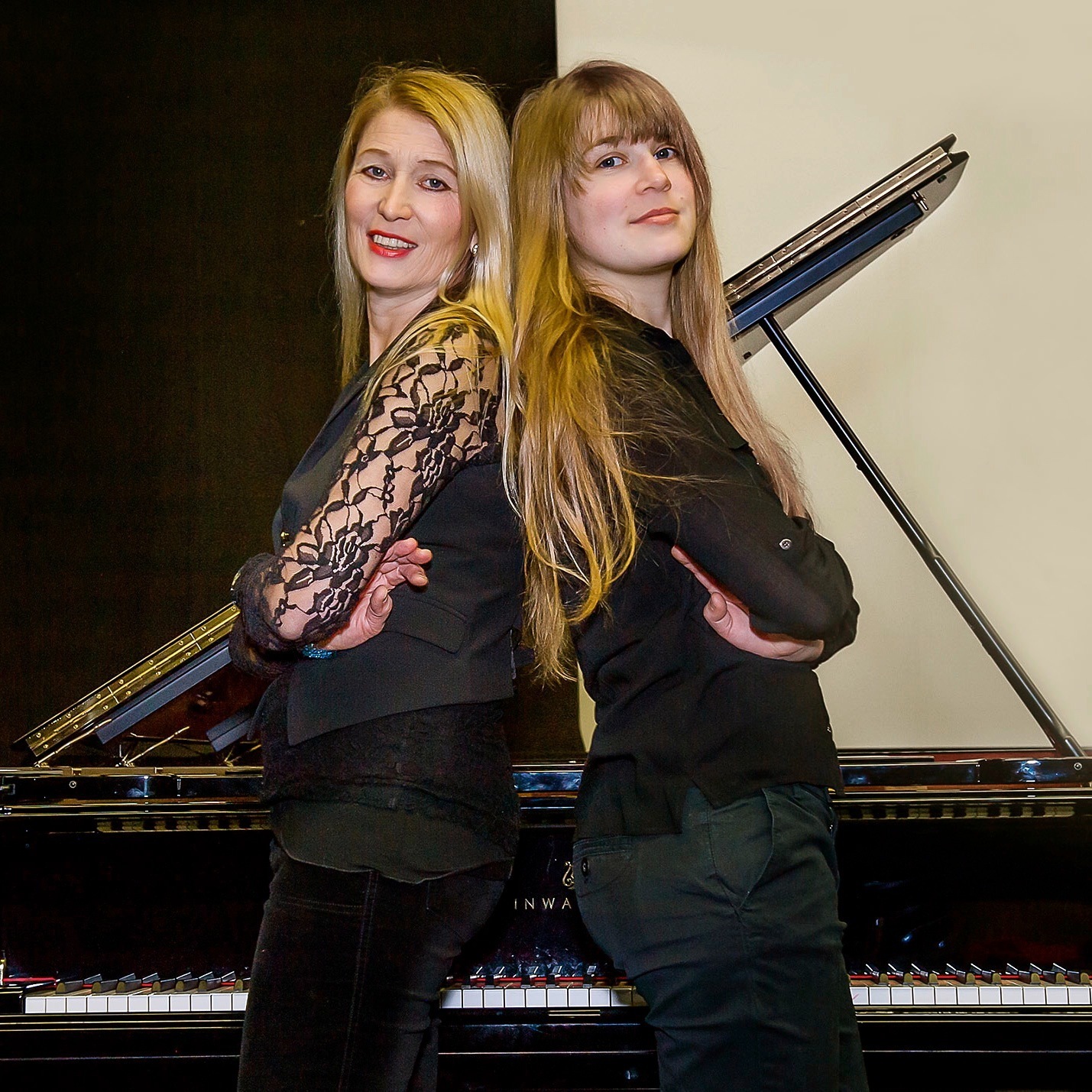 Mutter und Tocher Pohl live in Concert. Die Pianistinnen Hildegard und Victoria Pohl im Kulturladen Schloss Almoshof.
