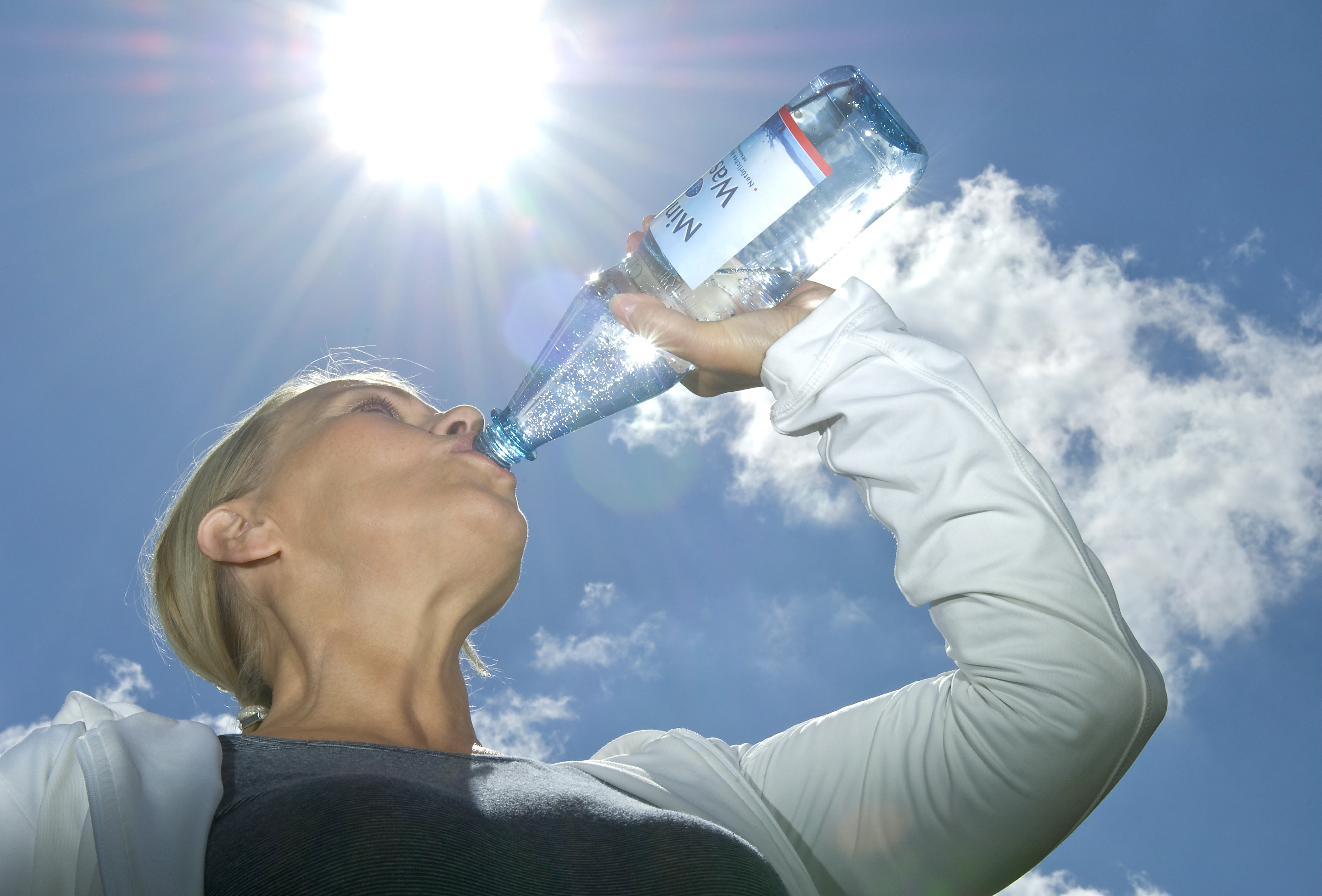 Das ultimative Plus für die Gesundheit: Ausreichendes Trinken von natürlichem Mineralwasser hilft gerade auch Senioren durch die heißen Tage. Foto: Informationszentrale Deutsches Mineralwasser (IDM)
