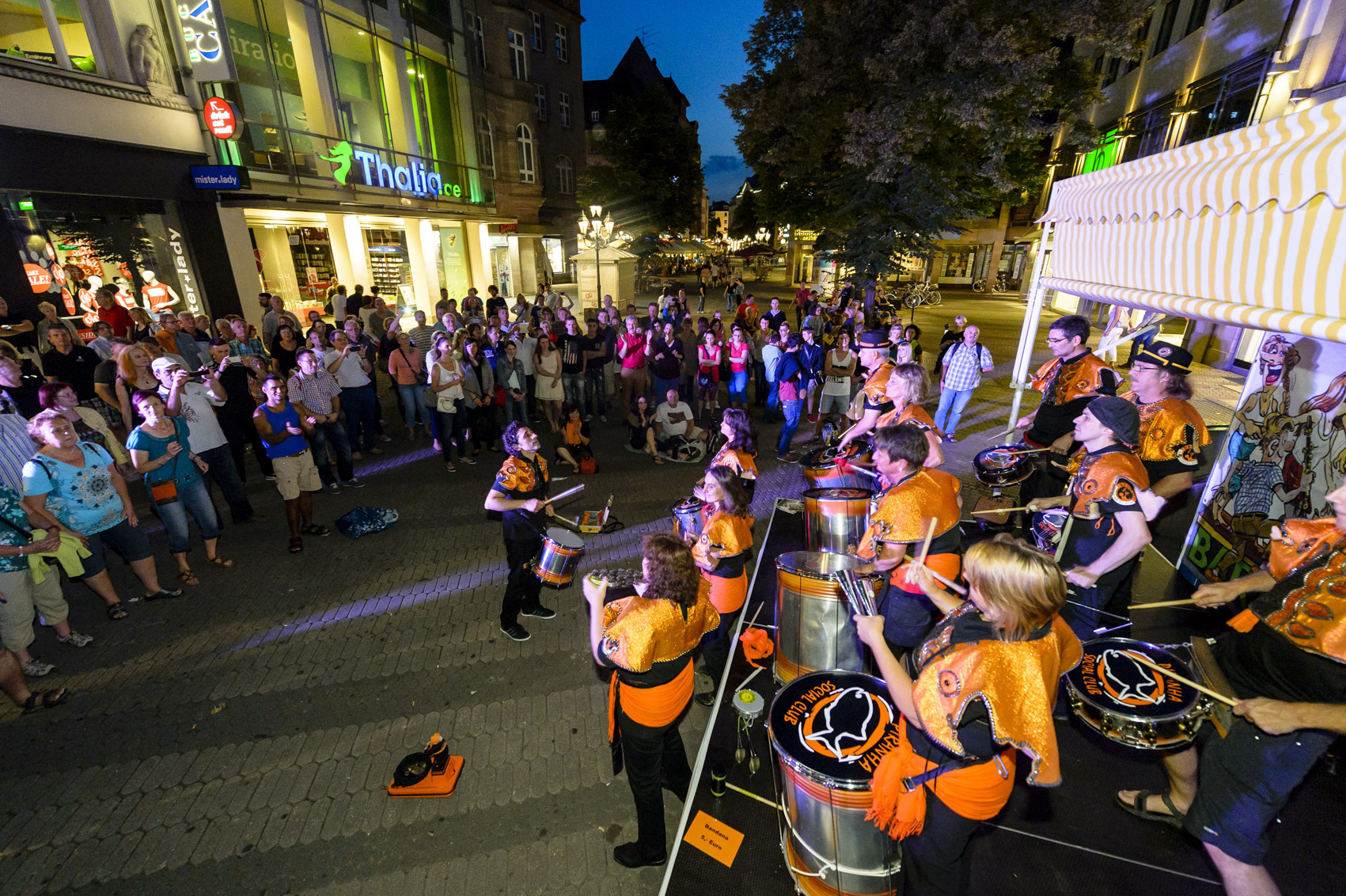 Die bespielte Straßenmusikbühne des Bardentreffens vor der Filiale Karolinenstraße der Sparda-Bank, Hauptförderer des Festivals.