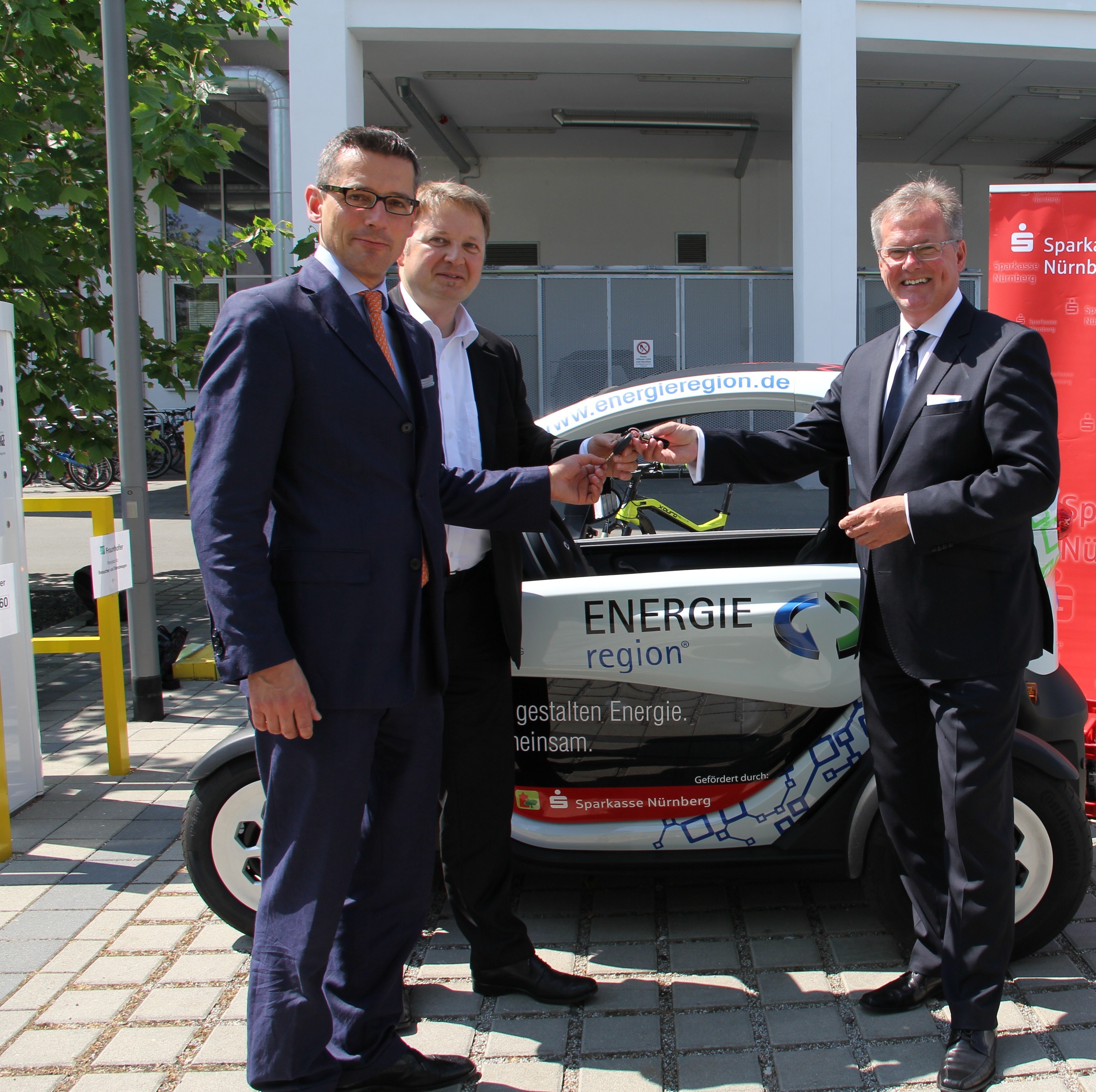 Heute wurde das neue Twizy-Elektro-Dienstfahrzeug der ENERGIEregion, nach einer kurzen Testfahrt von Roland Burgis (r.), stellvertretender Vorstandsvorsitzender der Sparkasse Nürnberg, Dr. Jens Hauch (M.),
Geschäftsführendes Vorstandsmitglied ENERGIEregion Nürnberg und Dr. Michael Fraas (l.), Wirtschaftsreferent der Stadt Nürnberg und Vorsitzender der Kompetenzinitiative ENERGIEregion Nürnberg e.V., offiziell in Betrieb gestellt.