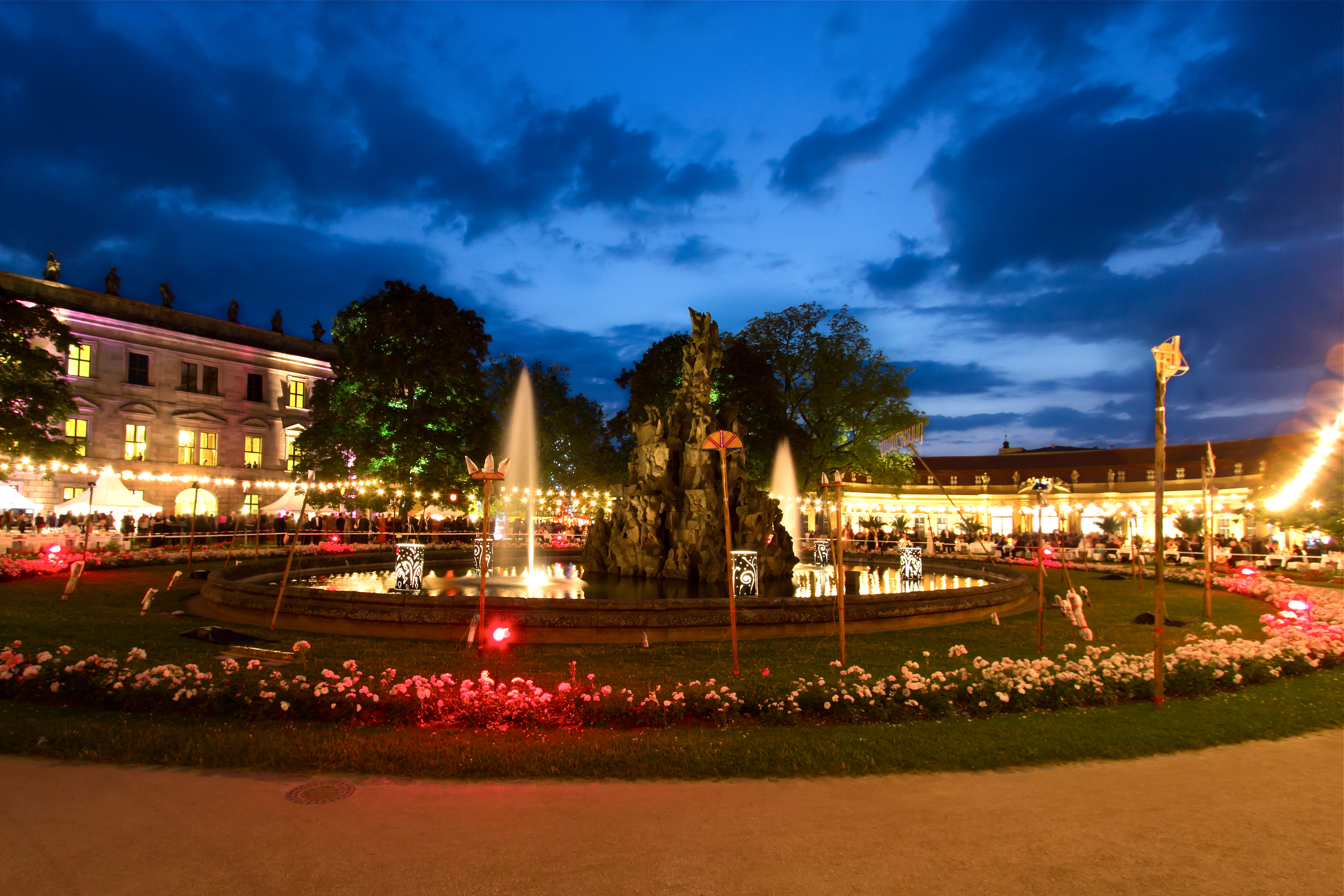 Zum Schlossgartenfest der Friedrich-Alexander-Universität Erlangen-Nürnberg können die Gäste traditionell in ein unvergesslich-einmaliges Ambiente eintauchen. Foto: FAU / Michael Bürger
