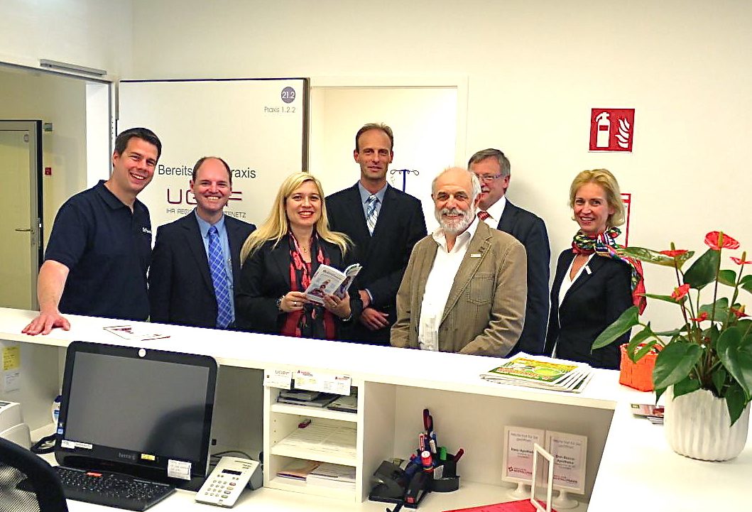 Am Tresen der Notfallpraxis: Dr. Thomas Fiermann, MdL Michael Hofmann, Staatsministerin Melanie Huml, Dr. Michael Lang, Dr. Hans-Joachim Mörsdorf, Albert Eicher und Sabine Kramp (v.l.n.r.). Foto: Michael Wuttke