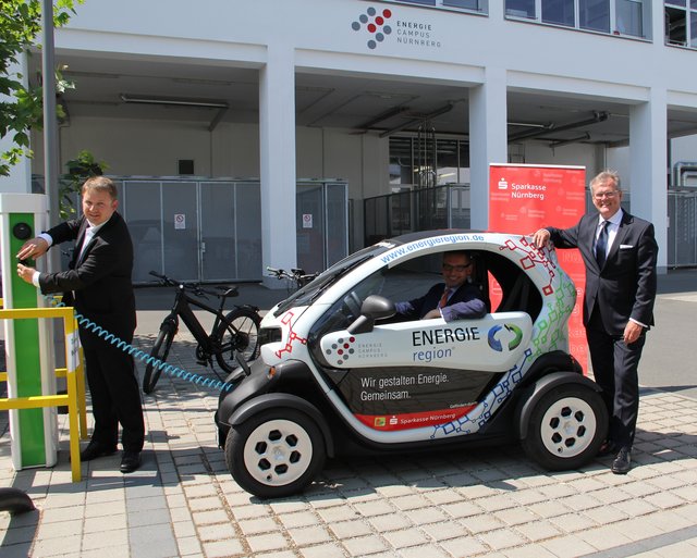 Am Freitag, 12. Juni 2015, wurde das Twizy-Elektro- Dienstfahrzeug der ENERGIEregion im Beisein von Roland Burgis (r.), stellvertretender Vorstandsvorsitzender der Sparkasse Nürnberg, Dr. Michael Fraas (im Auto), Wirtschaftsreferent der Stadt Nürnberg und Vorsitzender der Kompetenzinitiative ENERGIEregion Nürnberg e.V. sowie Dr. Jens Hauch (l.) Geschäftsführendes Vorstandsmitglied ENERGIEregion Nürnberg, offiziell in Betrieb gestellt.