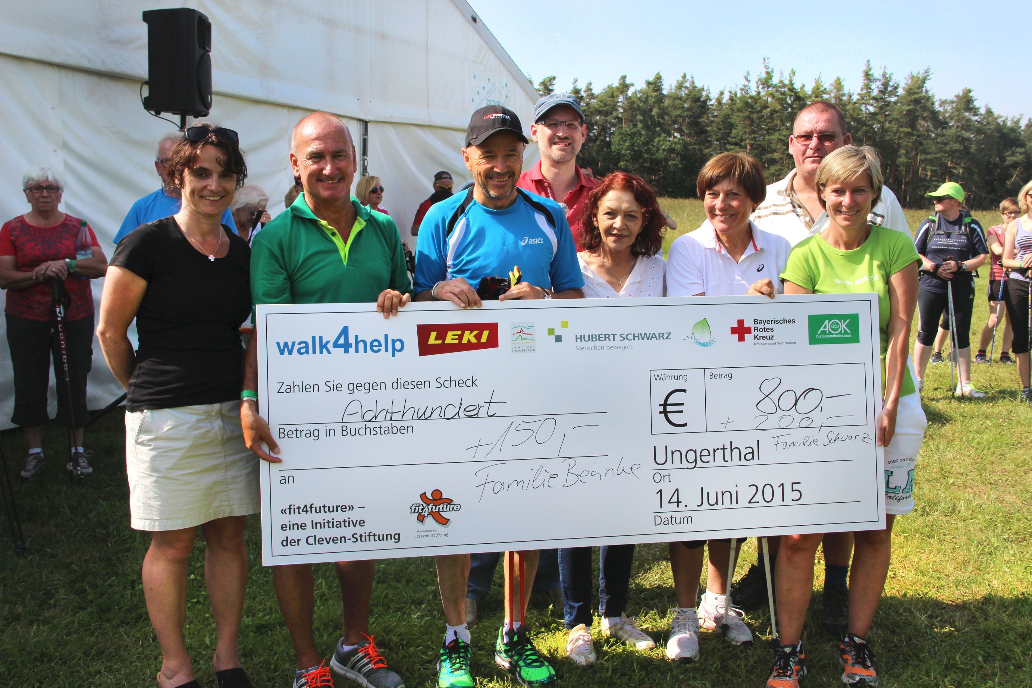 Freuten sich über das gute Spendenergebnis beim Charity-Lauf walk4help (von links nach rechts): Renate Schwarz, Norbert Kettlitz, AOK-Direktor in Mittelfranken, Christian Neureuther, Charivari Moderator Peter Halm, Irmi Rieplhuber von der Cleven Stiftung, Rosi Mittermeier und Christine Brummer, Pressesprecherin der AOK in Mittelfranken.