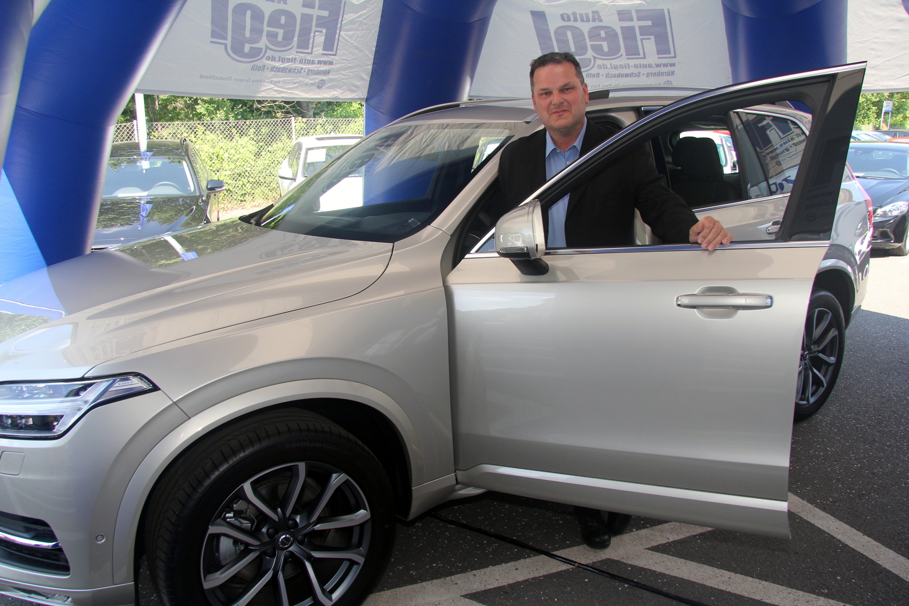 Volvo Verkaufsleiter Walter Hörndler (Auto-Fiegl) zeigte eines der neuen Fahrzeuge im nagelneuen Präsentationszelt.