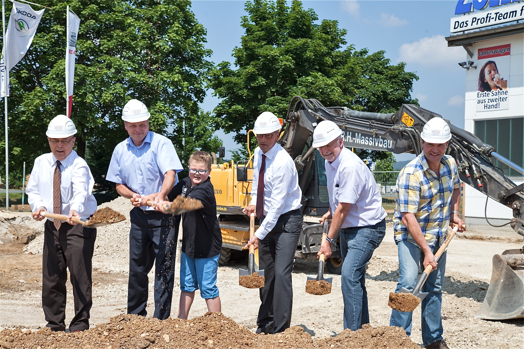 Oberbürgermeister Franz Stumpf, Helmut Zolleis mit Sohn Noah, Klaus Biemann, Architekt Georg Klemm und Bauunternehmer Reinhard Hippacher (R.H.-Massivbau GmbH / v.l.n.r.) beim Spatenstich für das neue Servicezentrum. Foto: R. Rosenbauer