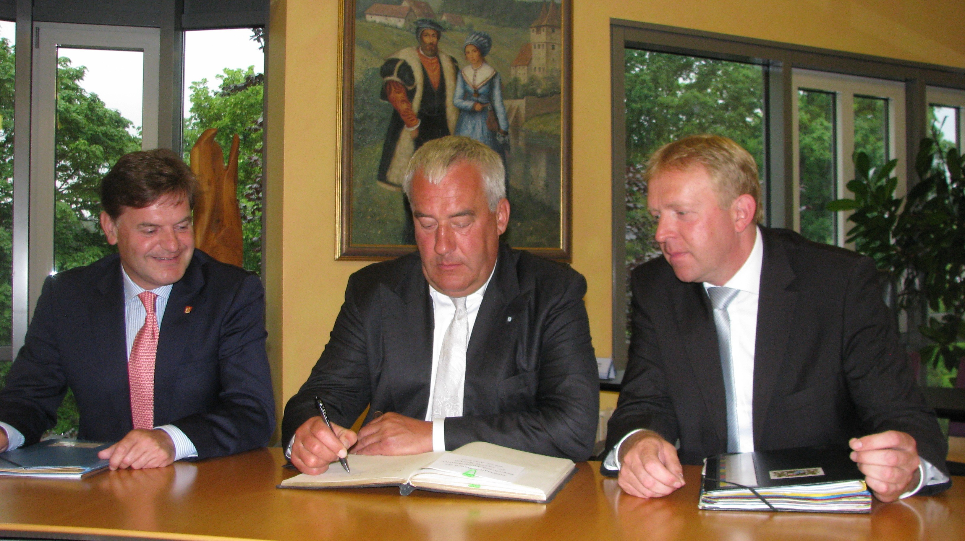 Kultusminister Dr. Ludwig Spaenle trägt sich bei seiner Stippvisite im Wendelsteiner Rathaus in das Goldene Buch des Marktes Wendelstein ein, nachdem er mit Bürgermeister Werner Langhans (links) und Landtagsabgeordneten Volker Bauer (rechts) schulpolitische Fragen erörtert hatte.