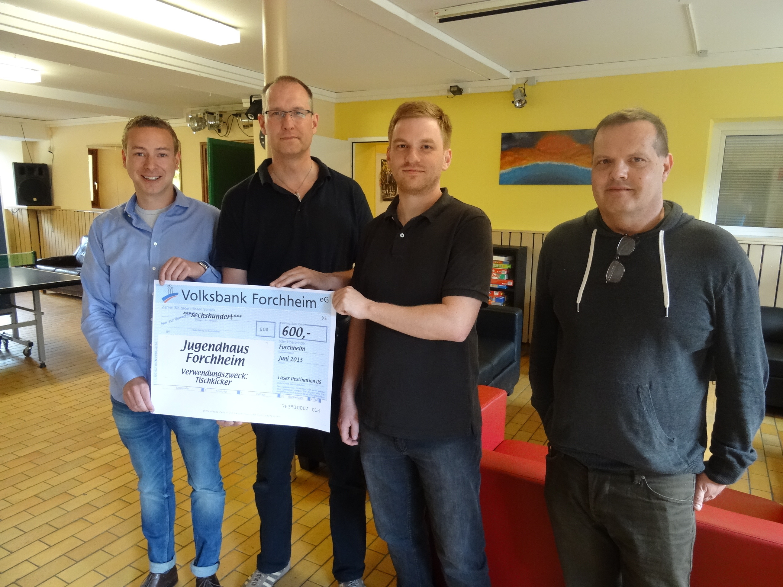 Spende fürs Jugendhaus: Josua Flierl, Uwe Mades, Matthias Breunlein, Christoph Franz (v.l.).