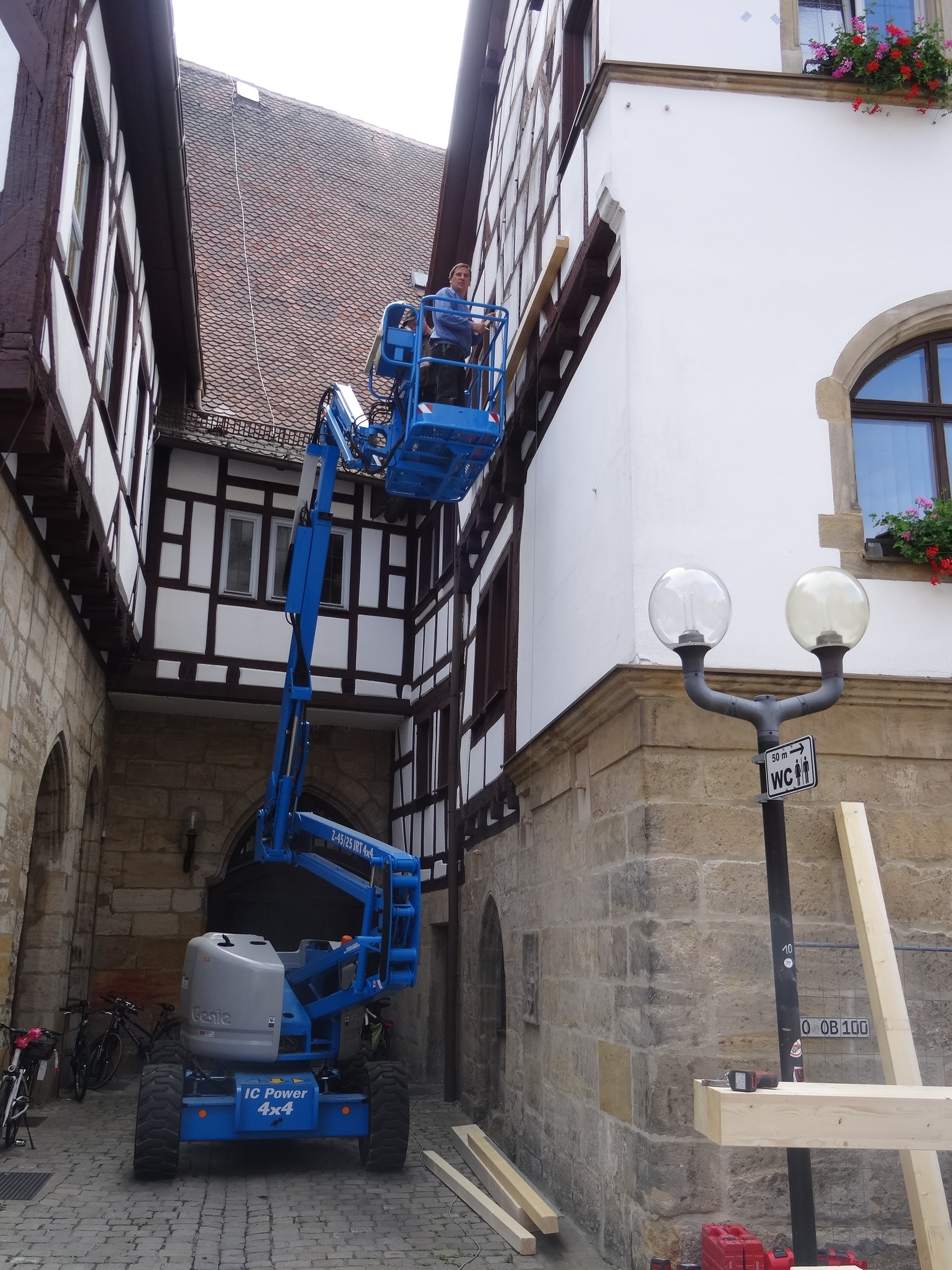 Gefache werden am Rückgebäude gesichert.