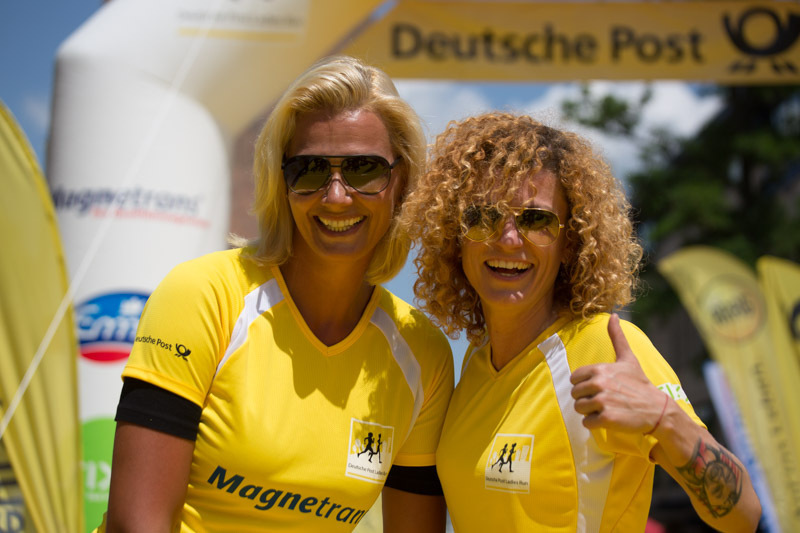 Franziska van Almsick (l.) und Lucy Diakovska beim 2. Deutsche Post Ladies Run in Nürnberg.