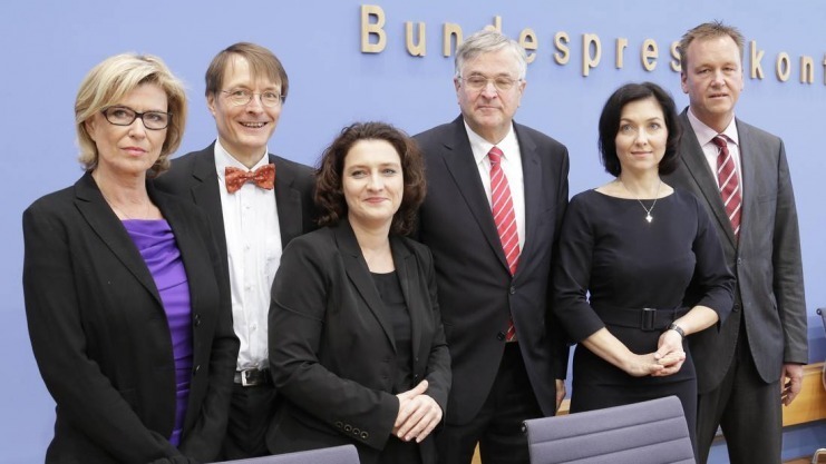 Der Vizepräsident des Bundestages, Peter Hintze (Mitte, CDU), sowie die Bundestagsabgeordneten Dagmar Wöhrl (v.l.), CSU), Karl Lauterbach (SPD), Carola Reimann (SPD), Katherina Reiche (CDU) und Burkhard Lischka (SPD) stellten ihren Änderungsvorschlag zur Sterbehilfe vor.