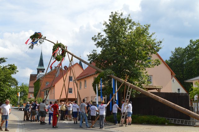 Die Kärwaboum stemmen den Kirchweihbaum in die Höhe. | Foto: Gemeinde Rednitzhembach