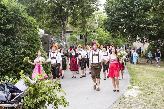 Ein farbenprächtiges Bild: Die Kärwaboum und ihre Madla auf dem Weg ins Festzelt. | Foto: Dominik Rühl