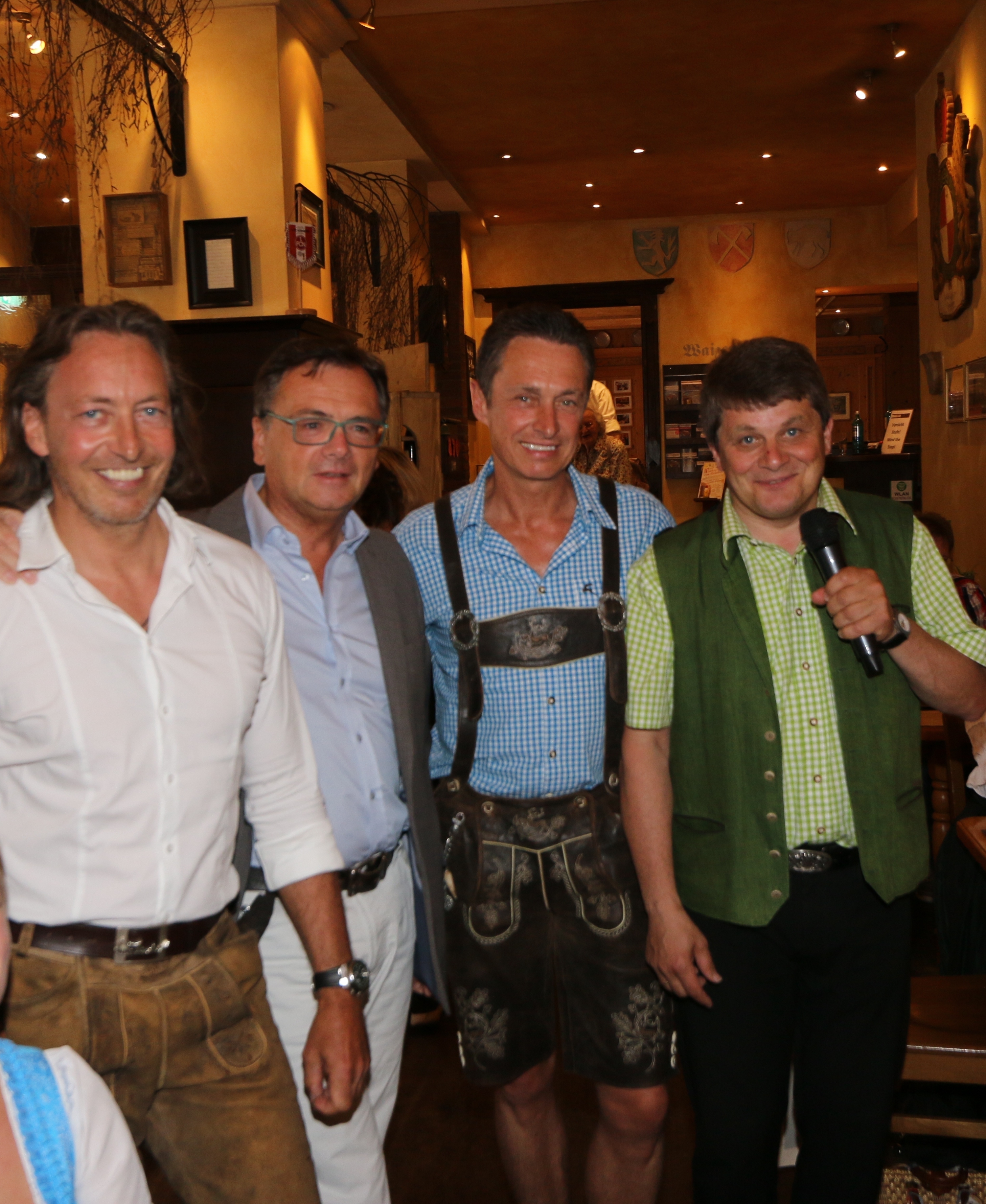 Die Röslein-Wirte Thomas (l.) und Michael Förster (2.v.r.) mit Tucher-Geschäftsführer Fred Höfler (2.v.l.) und "Bäff" Piendl.
