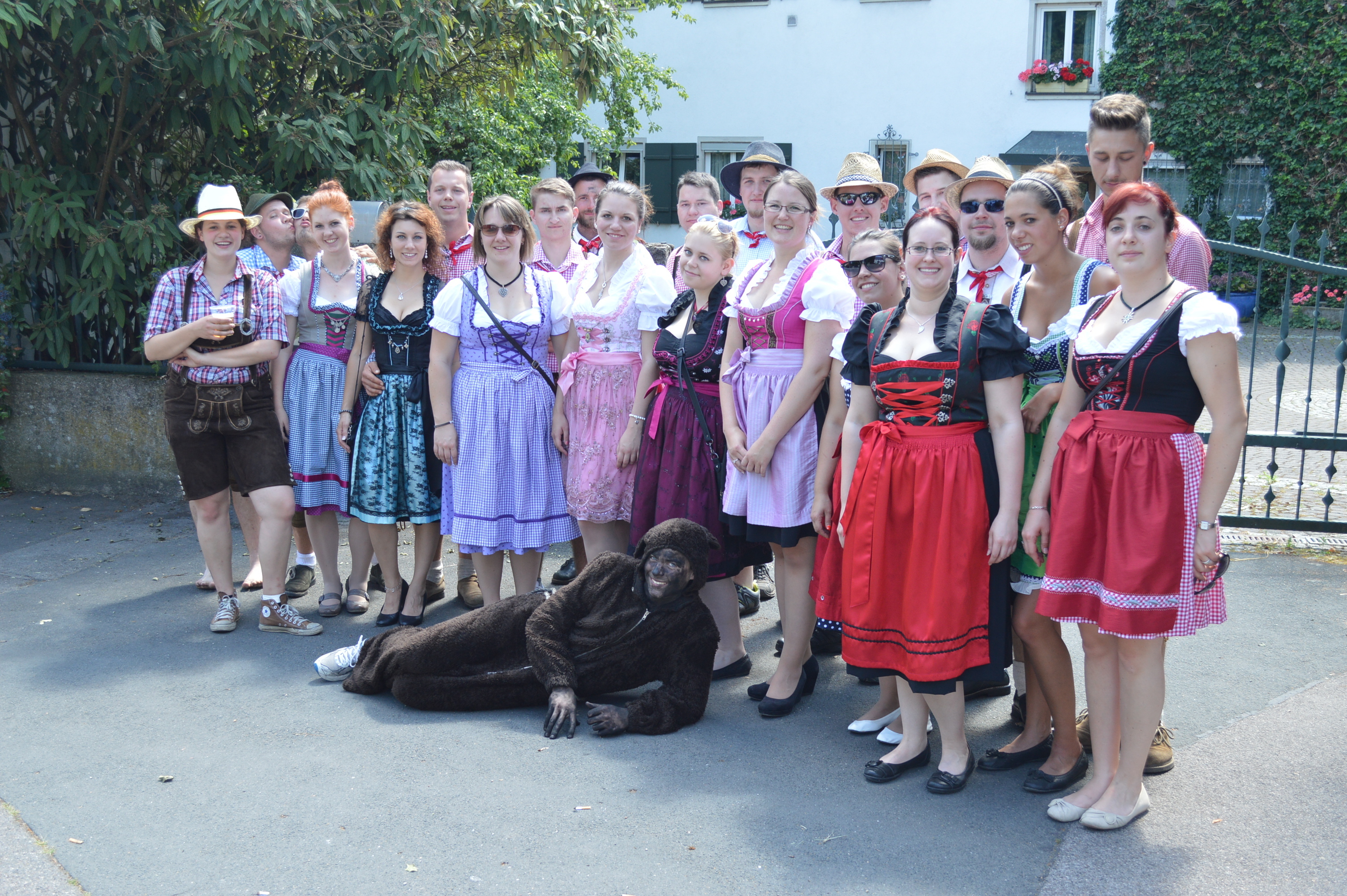Der berühmte Bär liegt den Kärwaboum und -madla zu Füßen.