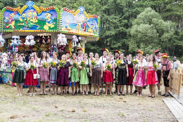 Gruppenfoto mit dem Kärwaboum und den Kärwamadla auf dem Festplatz. | Foto: Dominik Rühl