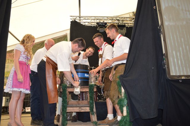 Bürgermeister Jürgen Spahl beim traditionellen Bieranstich. | Foto: Gemeinde Rednitzhembach