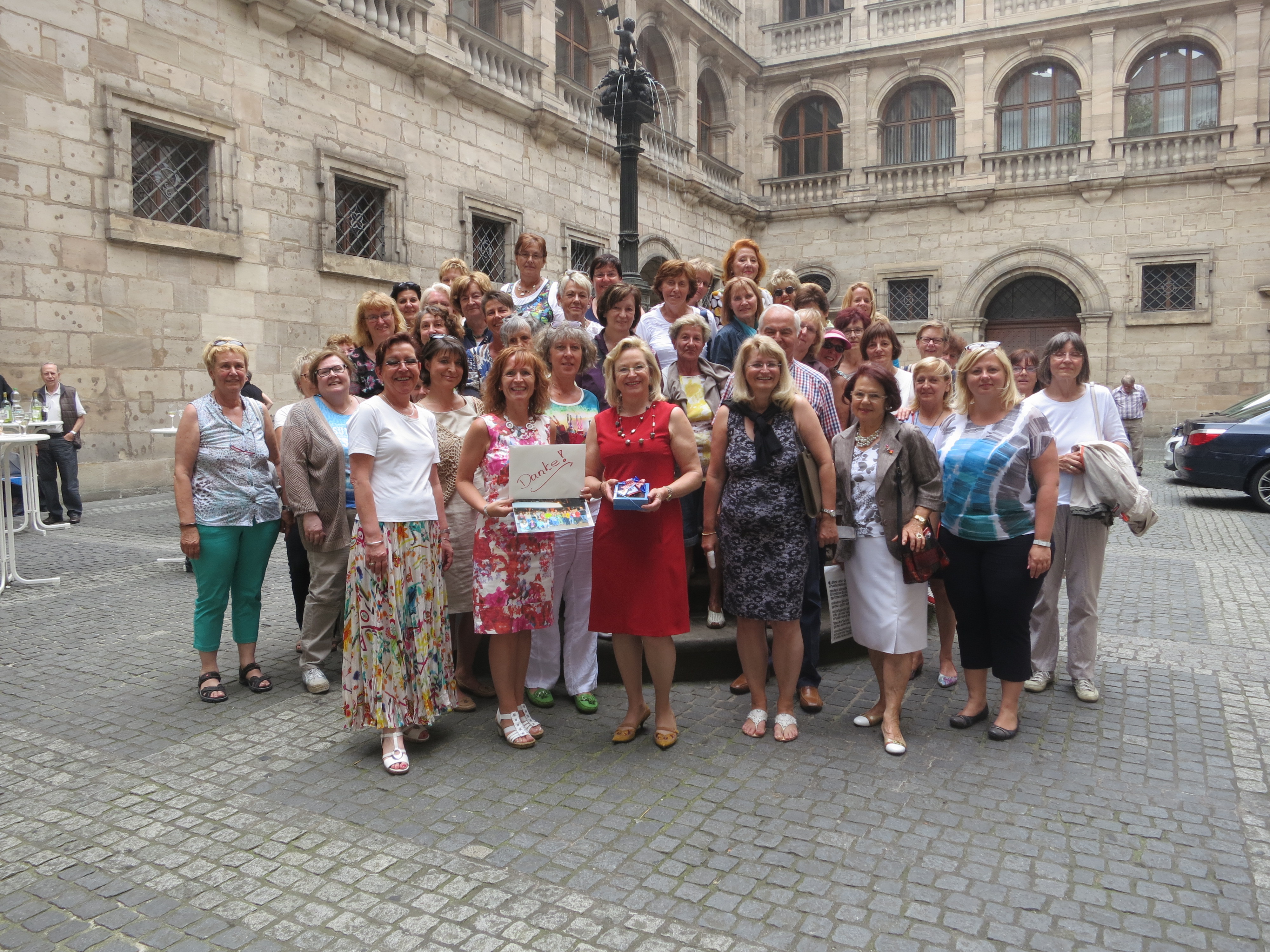 Deggendorferinnen besuchen Nürnberg (Vordere Reihe Mitte v. l.): Christa Katzdobler, Kreisvorsitzende Deggendorf, und Barbara Regitz, Stadträtin und FU Bezirksvorsitzende Nürnberg-Fürth-Schwabach.