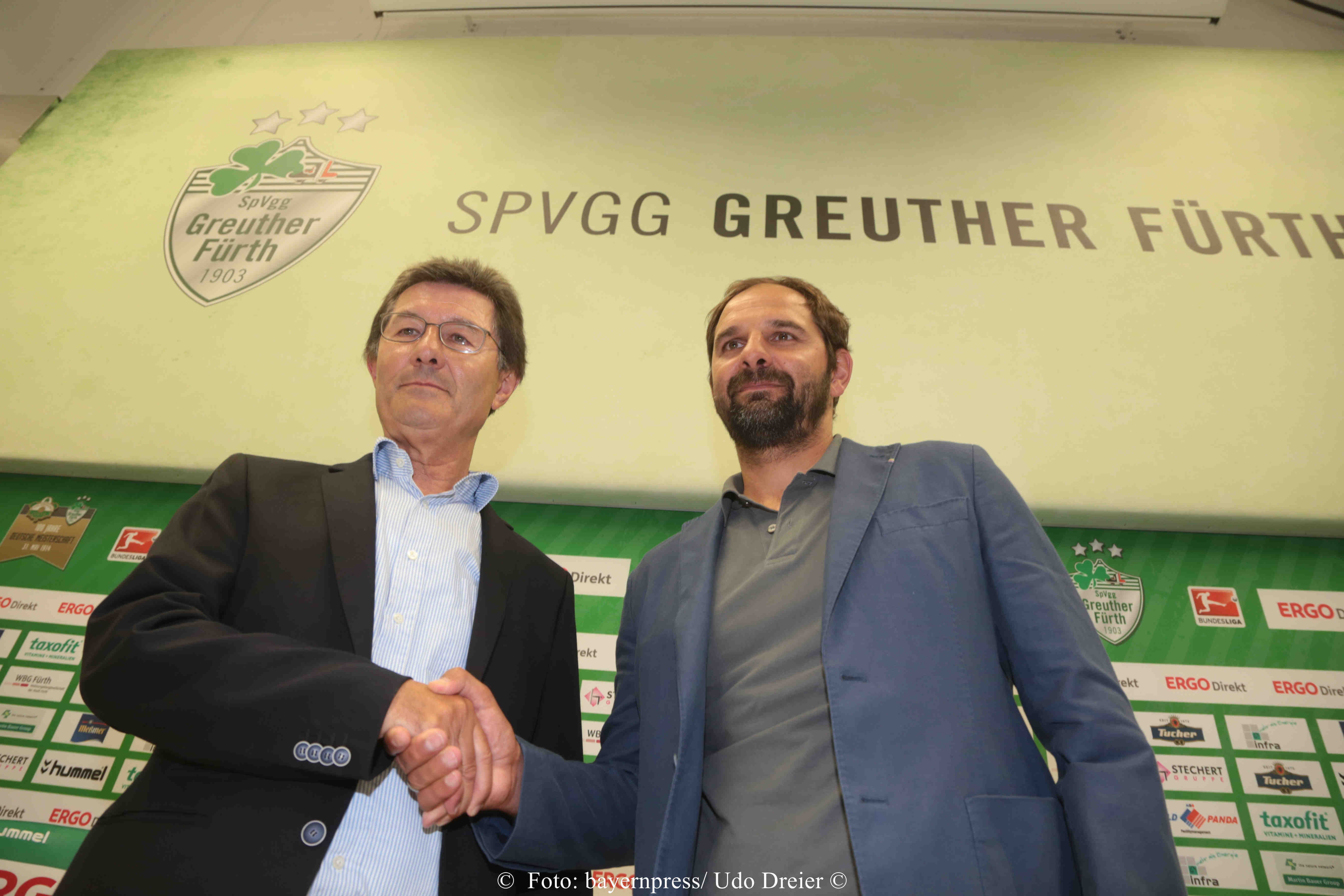 Vereinspräsident Helmut Hack stellte den neuen Trainer bei der SpVgg Greuther Fürth vor. Stefan Ruthenbeck (r.) wechselt von Aalen nach Fürth.