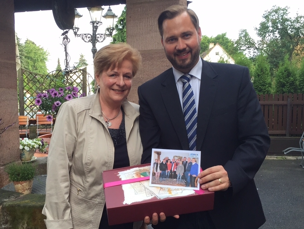 Die neue CSU-Ortsvorsitzende Birgit Eckstein bedankt sich für 7 Jahre Vorsitz beim ehemaligen Ortsvorsitzenden und jetzigen CSU-Kreisvorsitzenden Jochen Kohler.