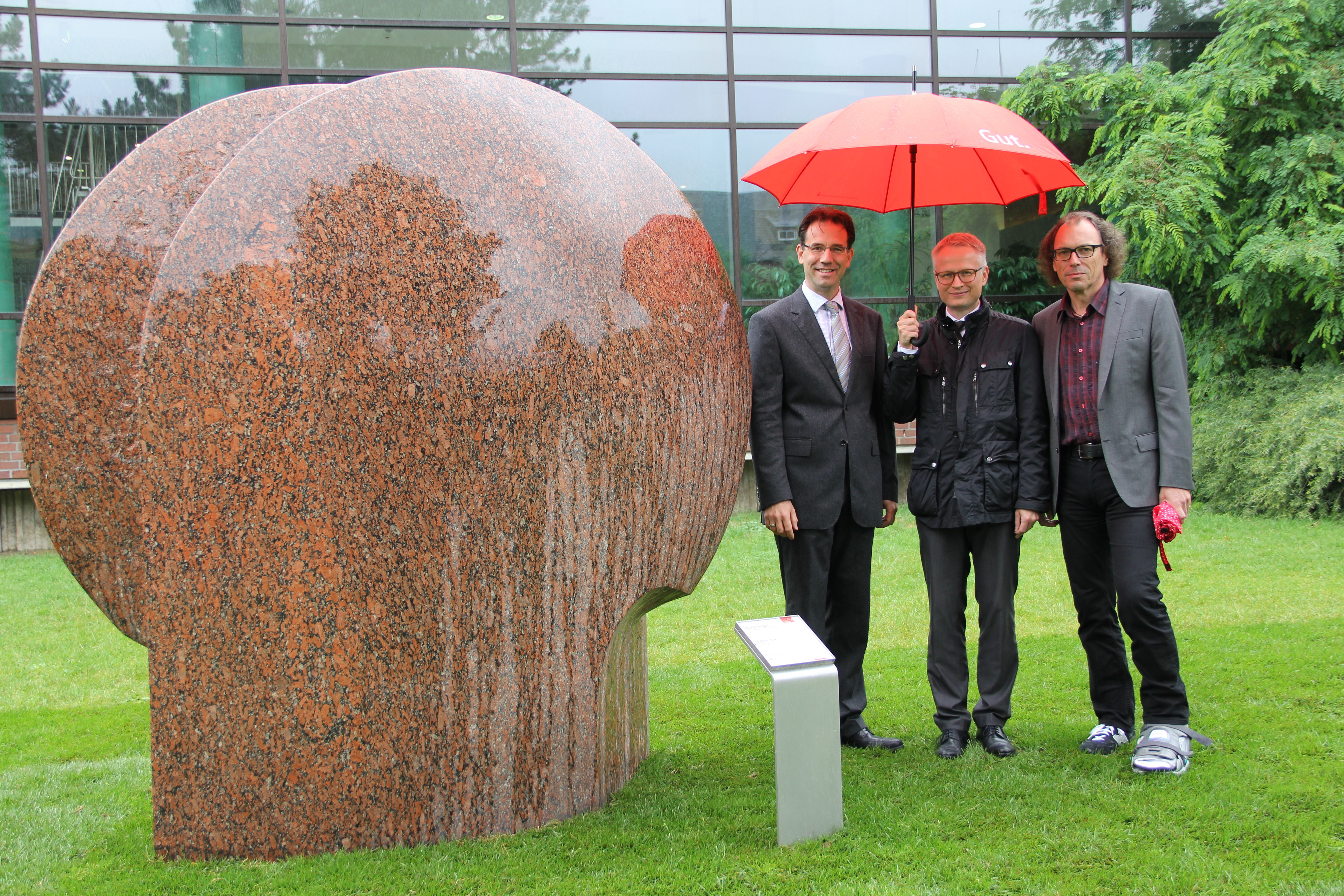 Dr. Michael Kläver (Mitte), Direktor Vorstandsstab und Kommunikation der Sparkasse Nürnberg, übergibt die Skulptur ,,Aufbrechen" von Heinz Heiber an den Planungs- und Baureferenten der Stadt Nürnberg, Daniel F. Ulrich, sowie den stellvertretenden zweiten Werkleiter von NürnbergBad, Hans Leipold.