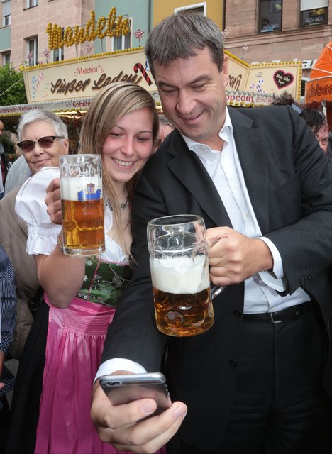Selfie mit dem Minister: Dr. Markus Söder mit Cristin Gundel. | Foto: bayernpress