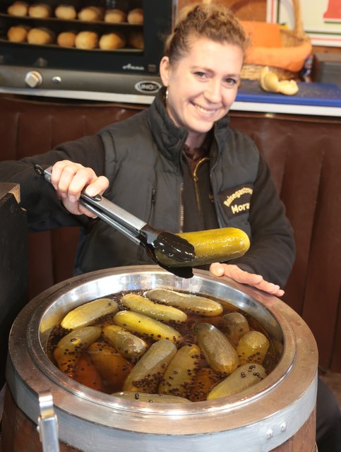 Lasst es euch schmecken: Gurken-Heini auf der Johannis-Kirchweih. | Foto: bayernpress