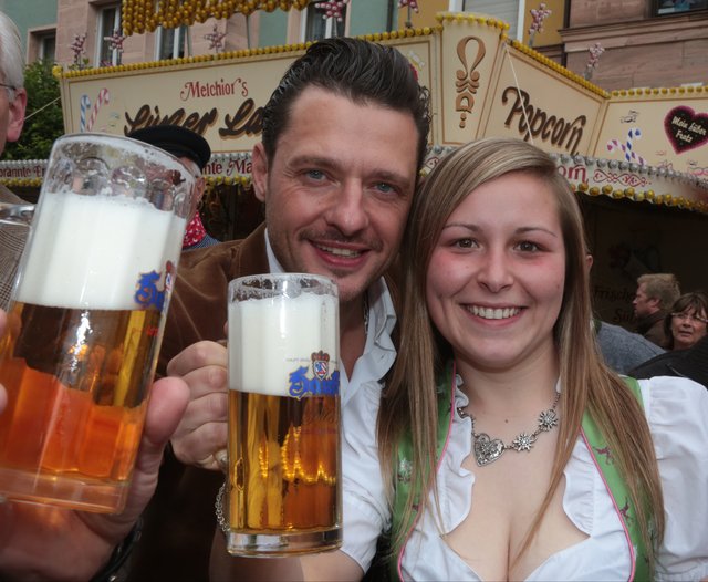 Cristin Gundel, Junior-Chefin der Hauff-Brauerei, mit Festwirt Tobias Teichmann. | Foto: bayernpress