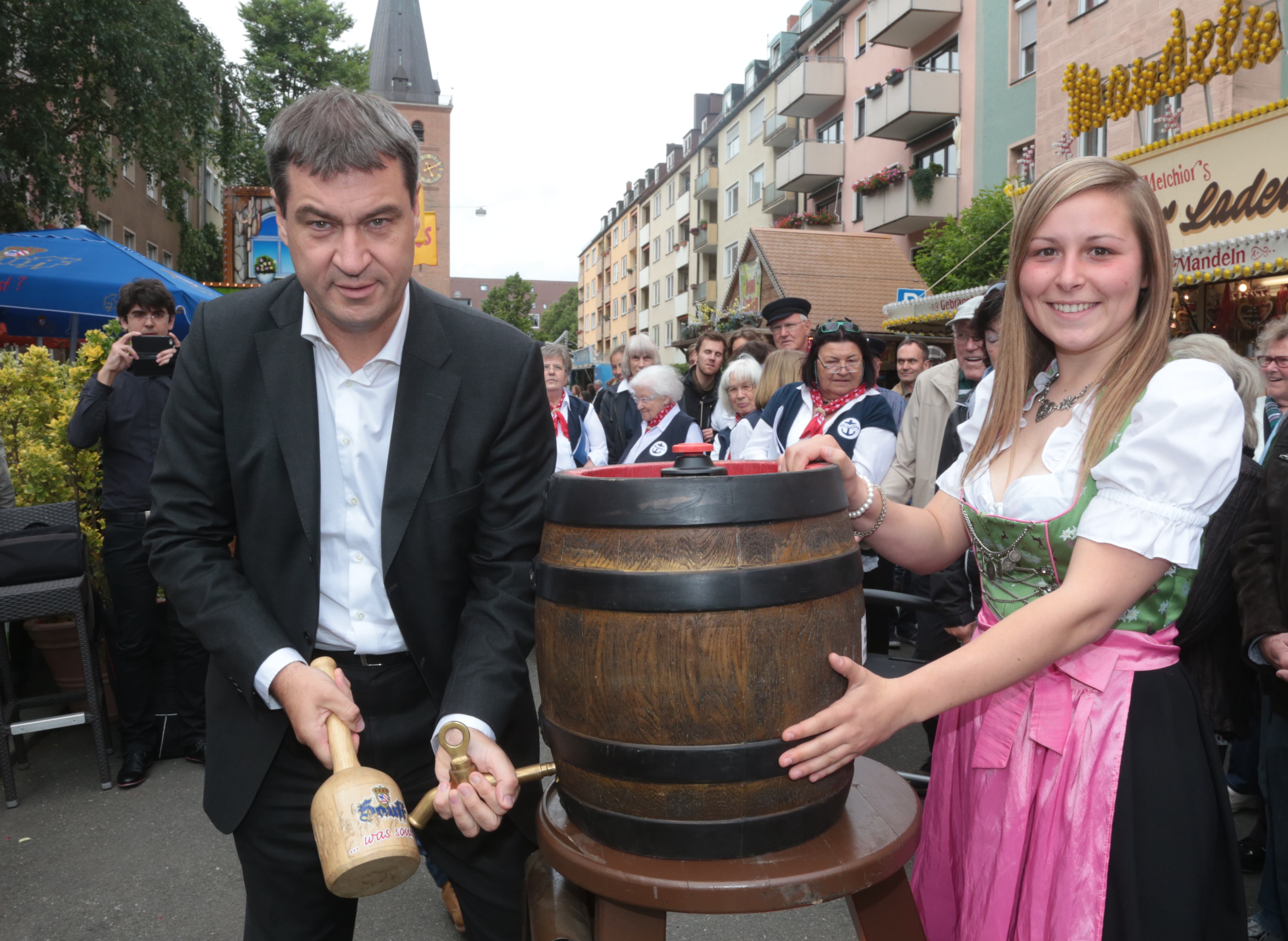 Mit zwei kräftigen Schlägen stach Bayerns Finanzminister Markus Söder mit Assistentin Cristin Gundel, Junior-Chefin der Hauff-Brauerei, das erste Fass mit 30 Liter Freibier an.