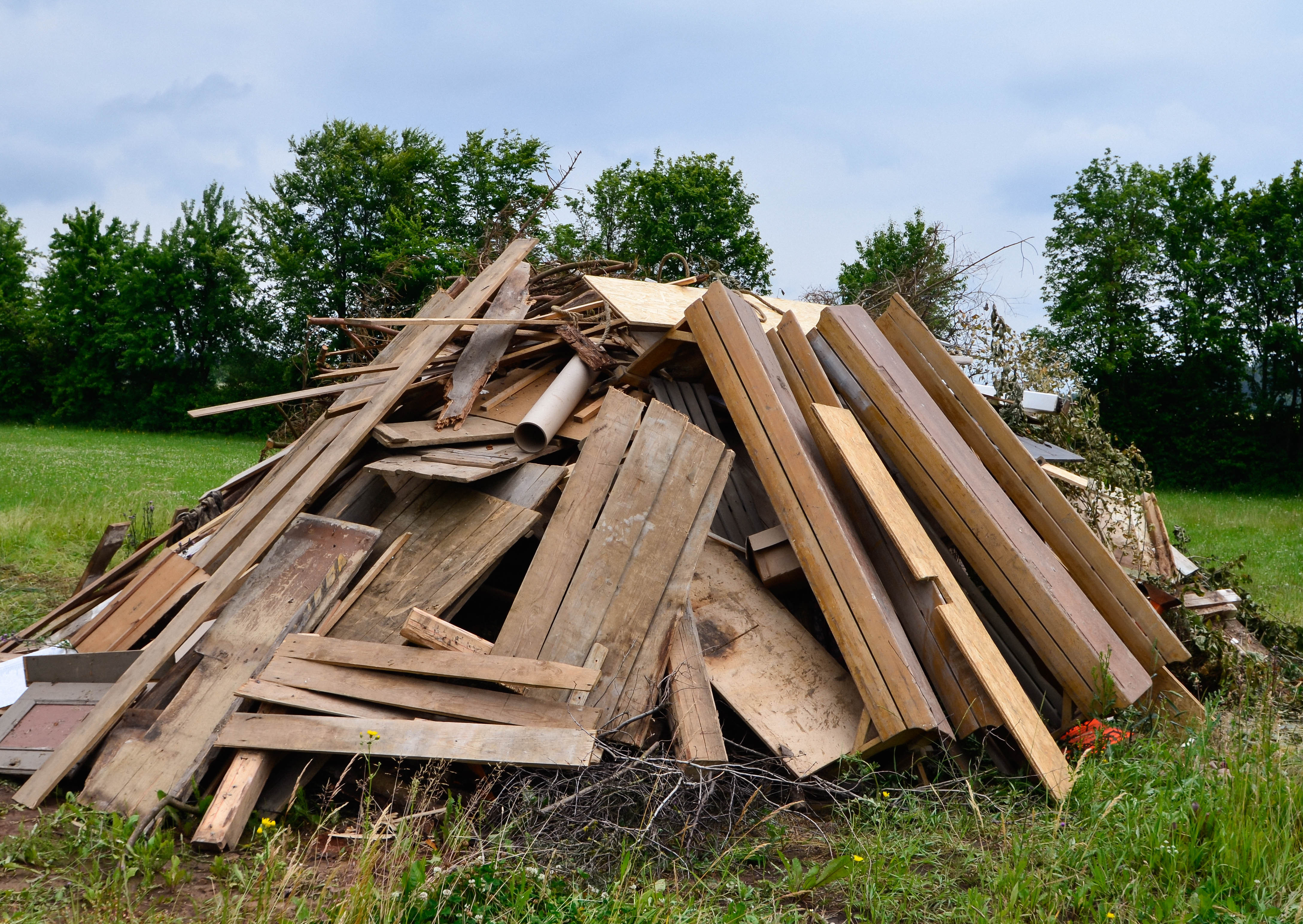 Typischer Haufen für das Johannisfeuer. Schon Tage vorher wird Holz für die Feuer gesammelt und aufgeschlichtet.