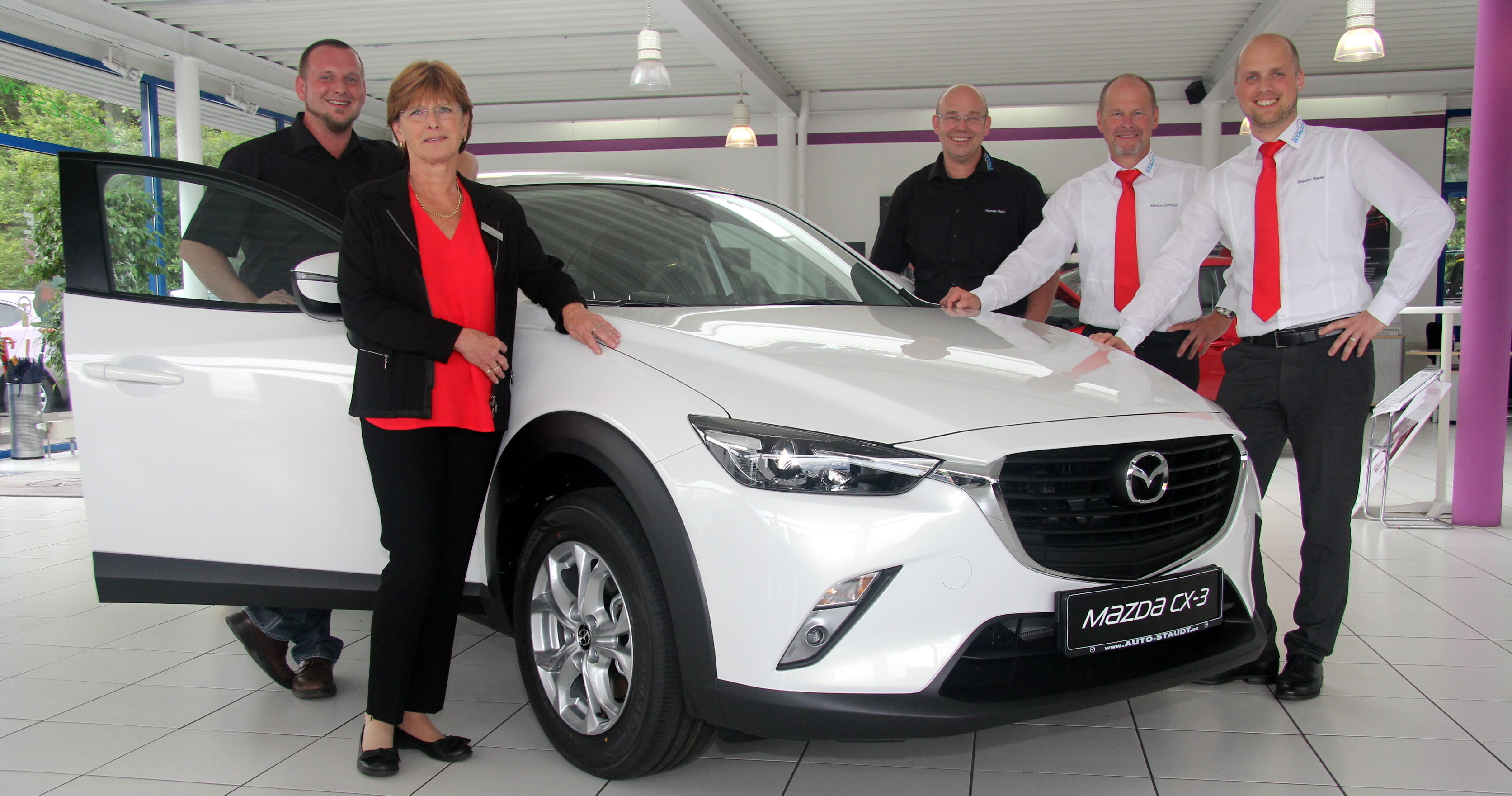 Geschäftsführer Andreas Staudt und Seniorchefin Yvette Staudt zeigten zusammen mit Werkstattleiter Thomas Reinl, Verkaufsberater Markus Schmidt und Bastian Bader (Ass. der GL) voller Freude den neuen Mazda CX-3. (v.l.n.r.)