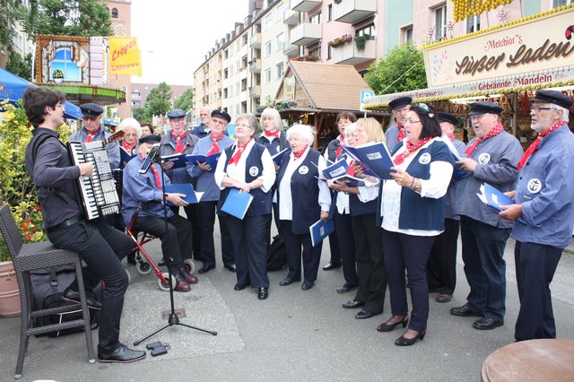 Der Marinechor Nürnberg hatte am Freitag Abend vor dem Bieranstich mit seinen lustigen und wehmutsvollen Seemannsliedern die Zuhörer begeistert. | Foto: Victor Schlampp