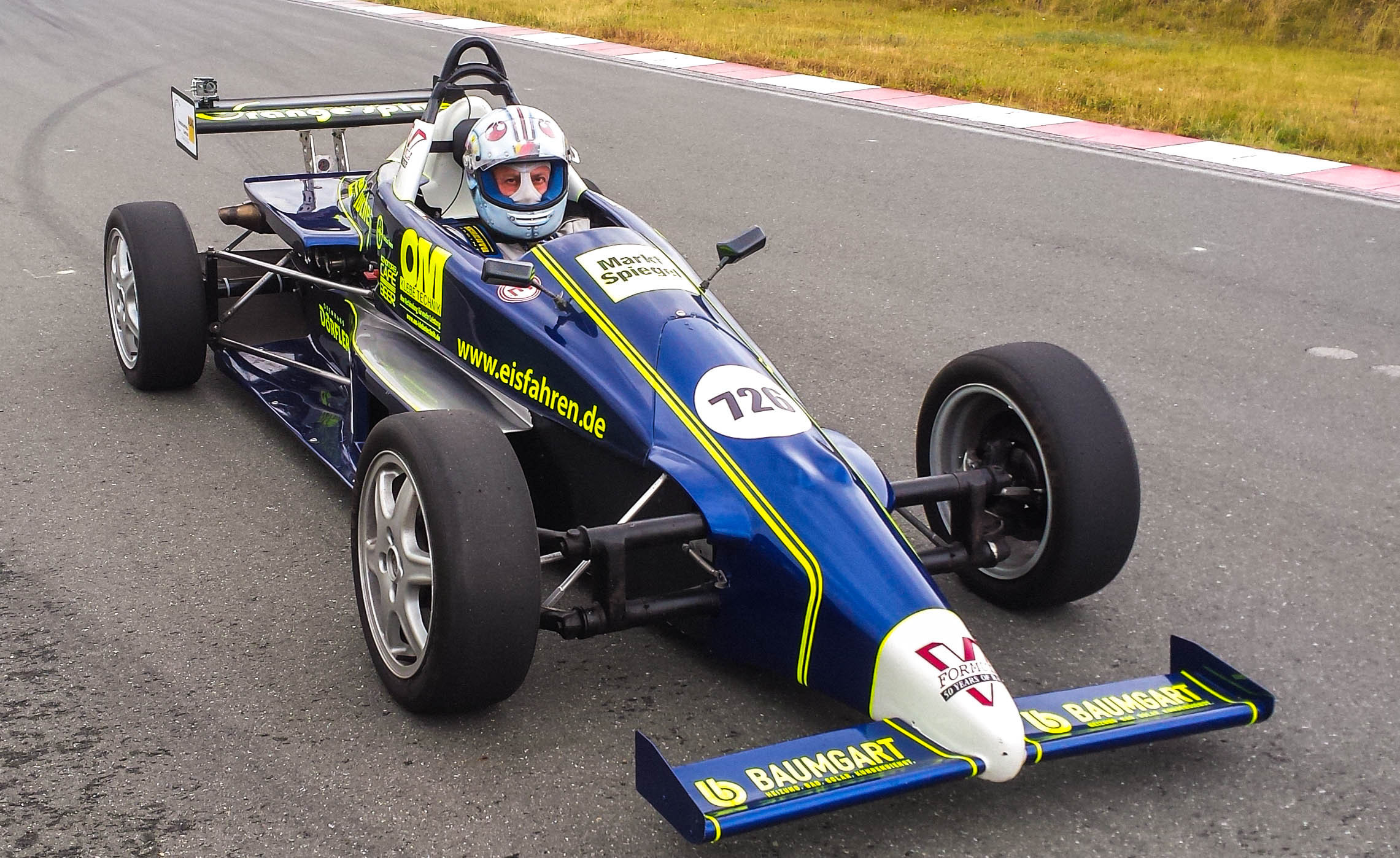 Lokalmatador Markus Schreiber aus Nürnberg geht in der Formel Vau mit einem MarktSpiegel-Logo direkt vor dem Chassis an den Start.