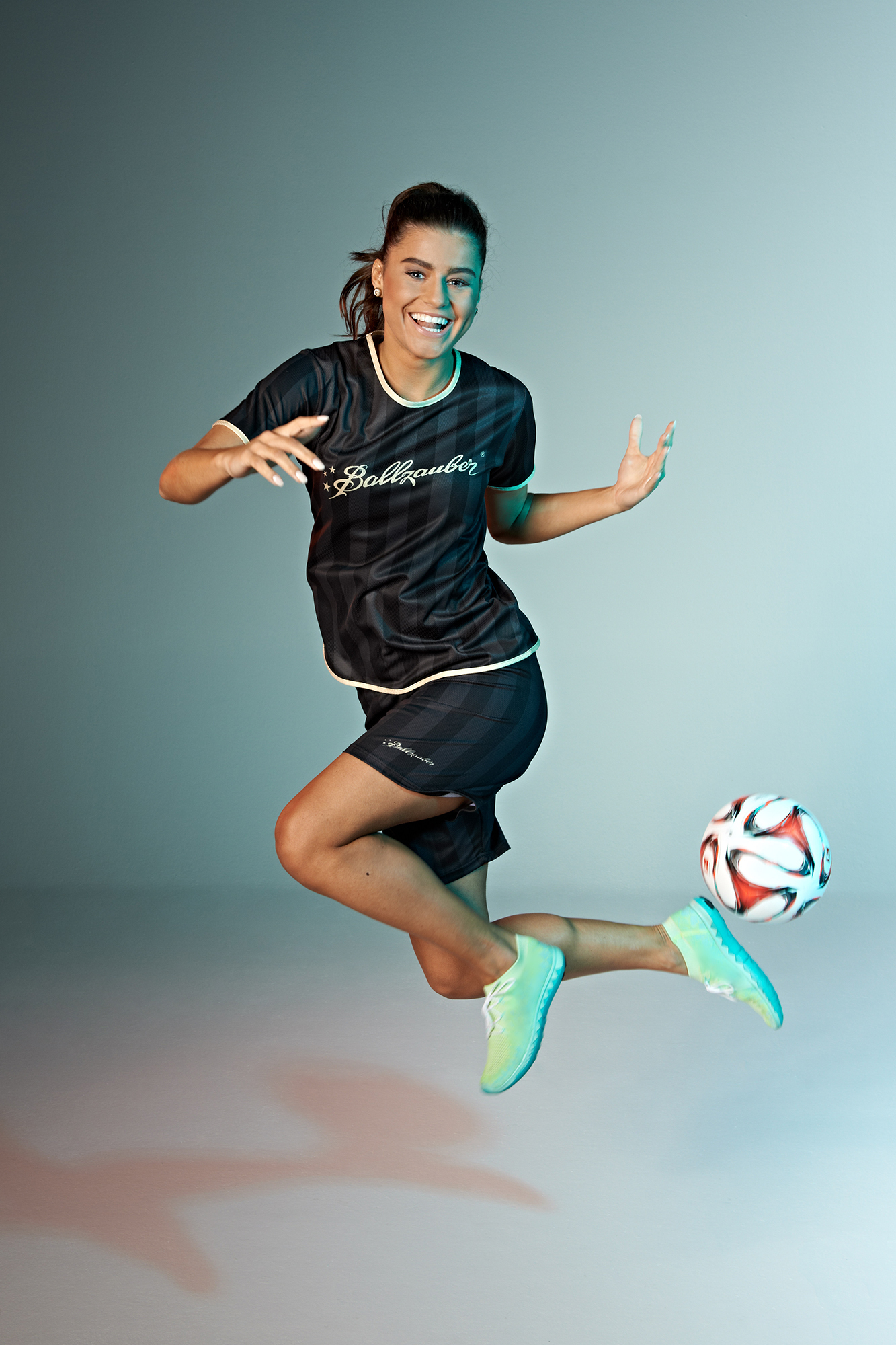 Sportmodel Adriana Orlovic beim Ballzauber Frauenfußball Fotoshooting.